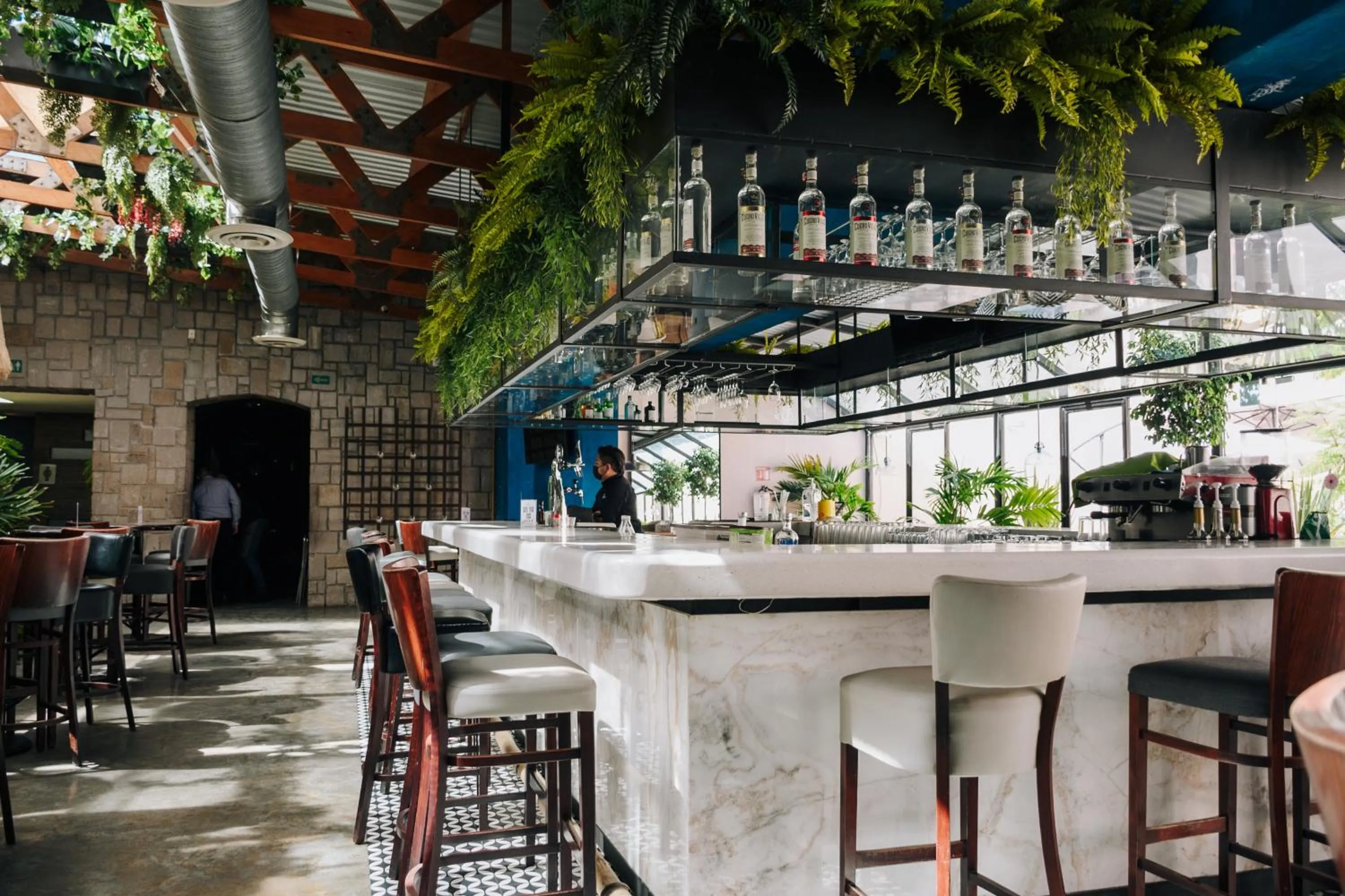 Restaurant/places to eat in Hotel Victoria Express