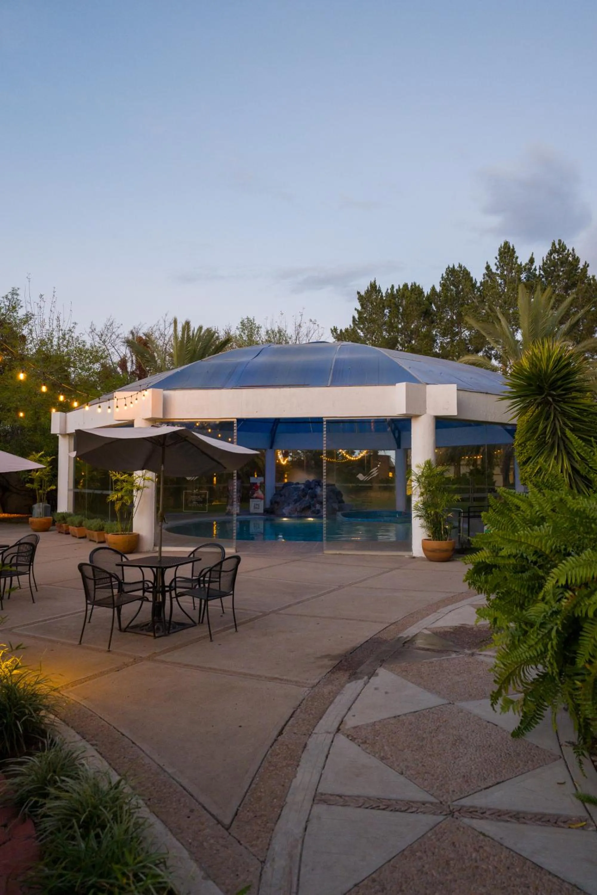 Swimming pool in Hotel Victoria Express