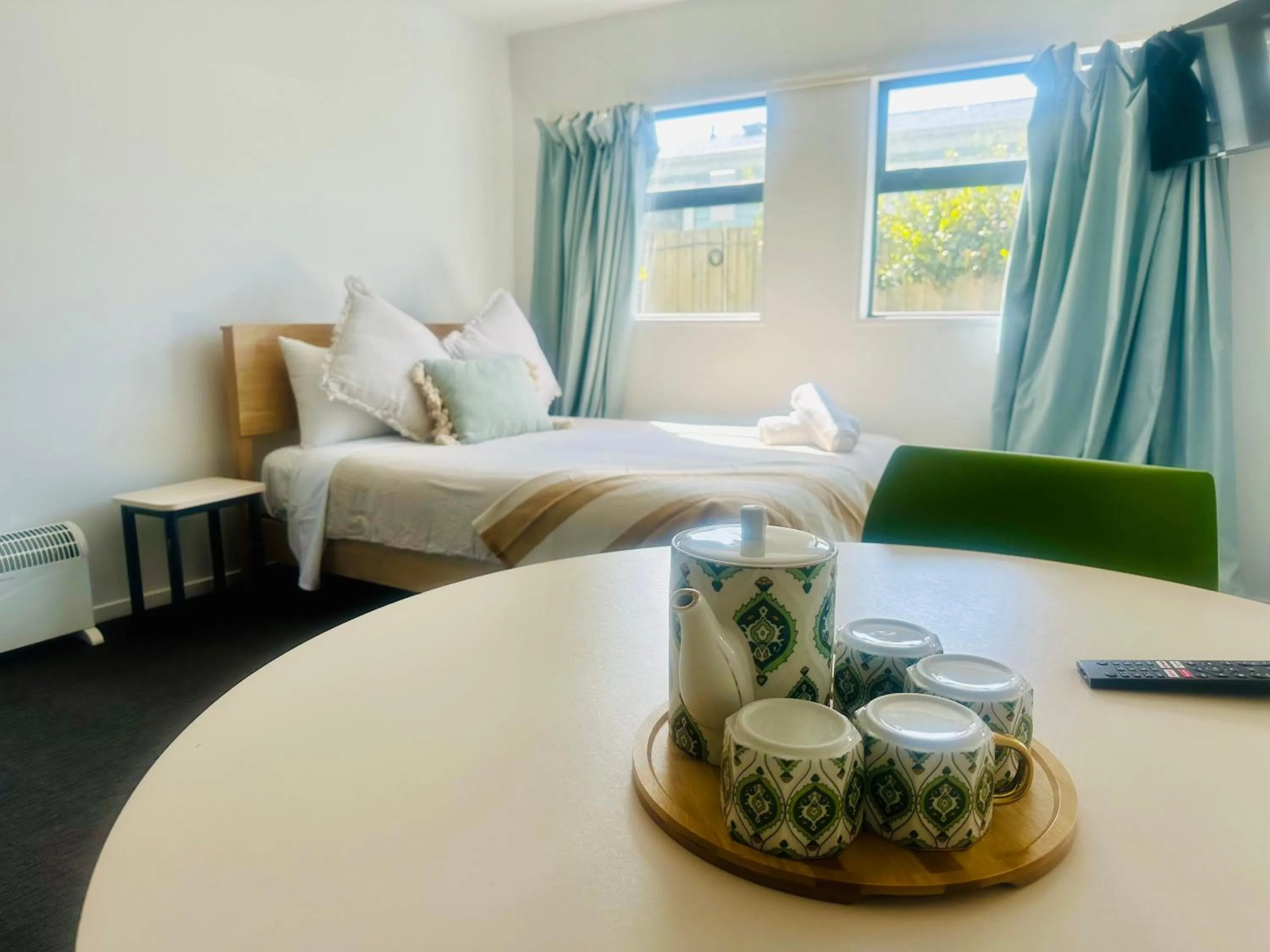 Living room, Bed in AAA Northlands Motel