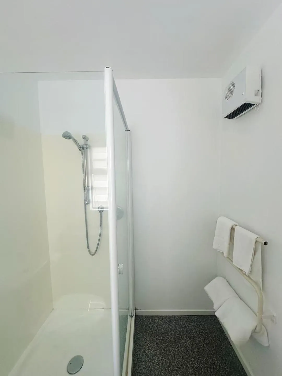 Shower in AAA Northlands Motel
