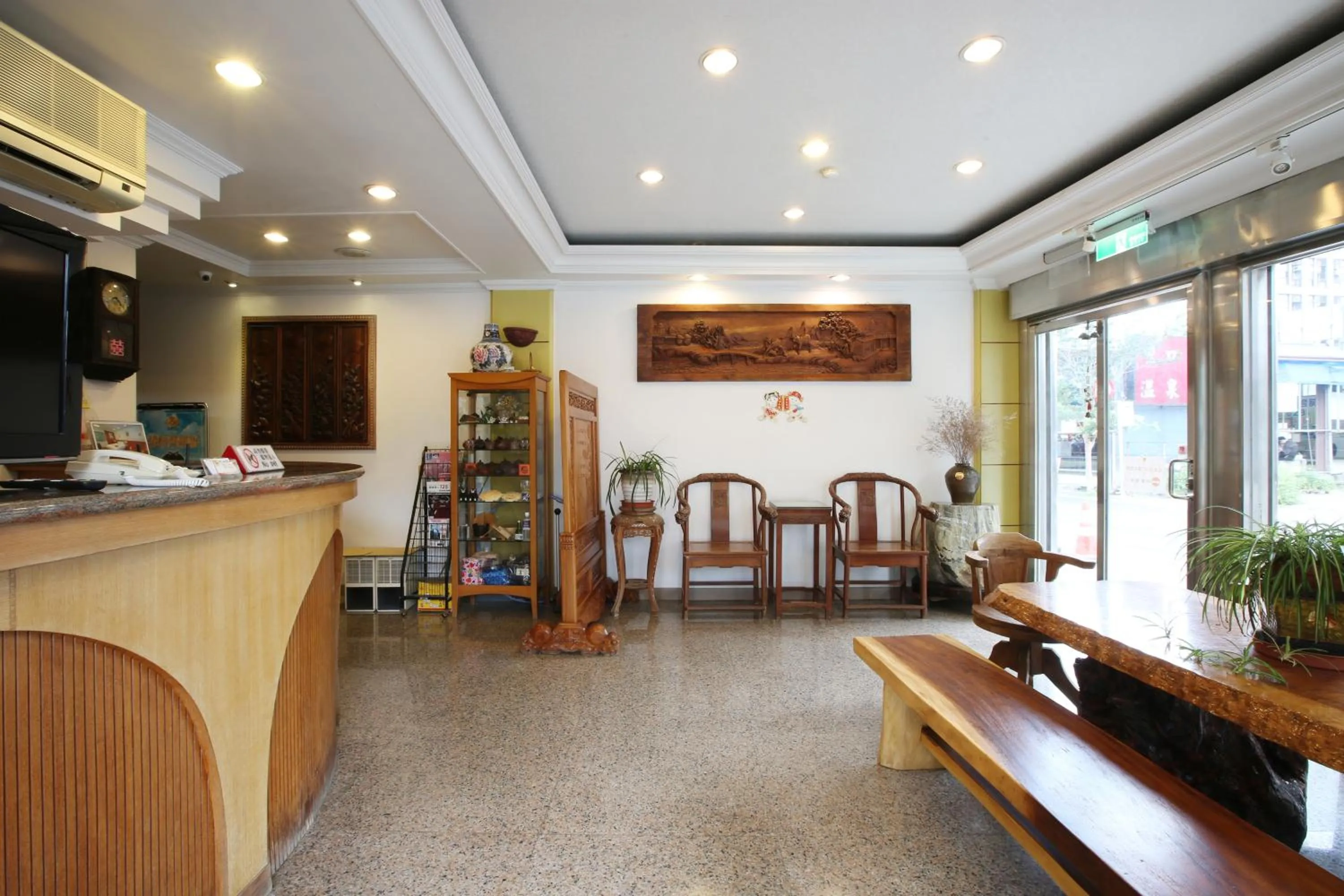 Communal lounge/ TV room in Long Shan Hotel