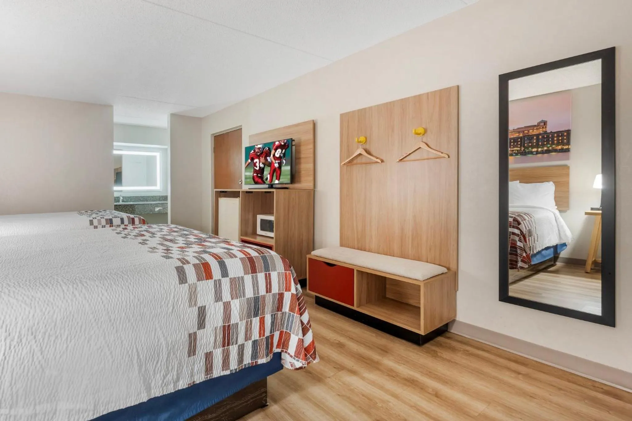 Photo of the whole room, Bed in Red Roof Inn Franklin, TN