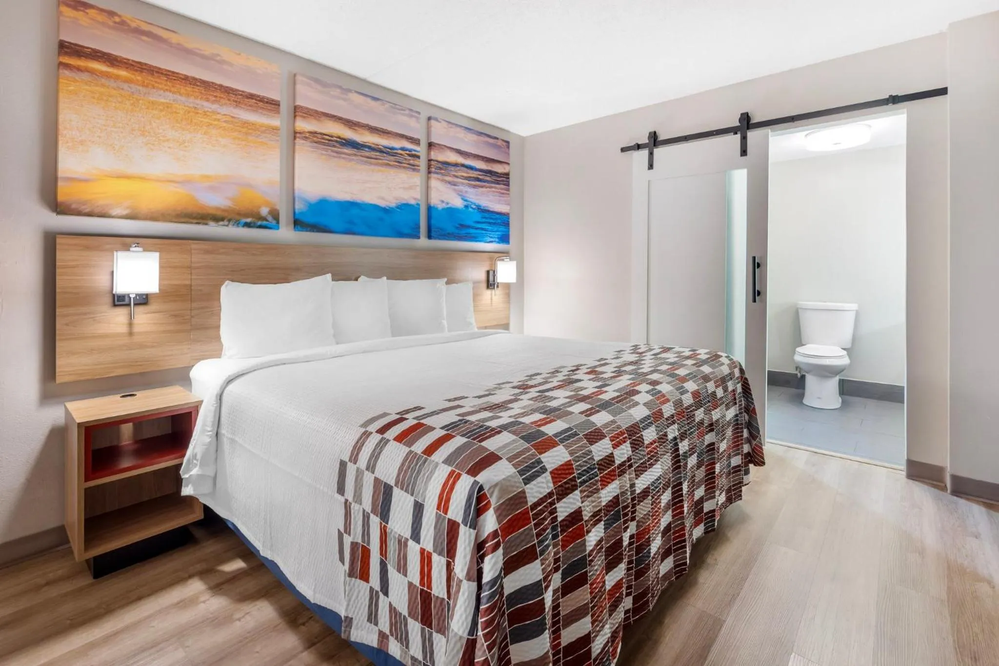 Photo of the whole room, Bed in Red Roof Inn Franklin, TN