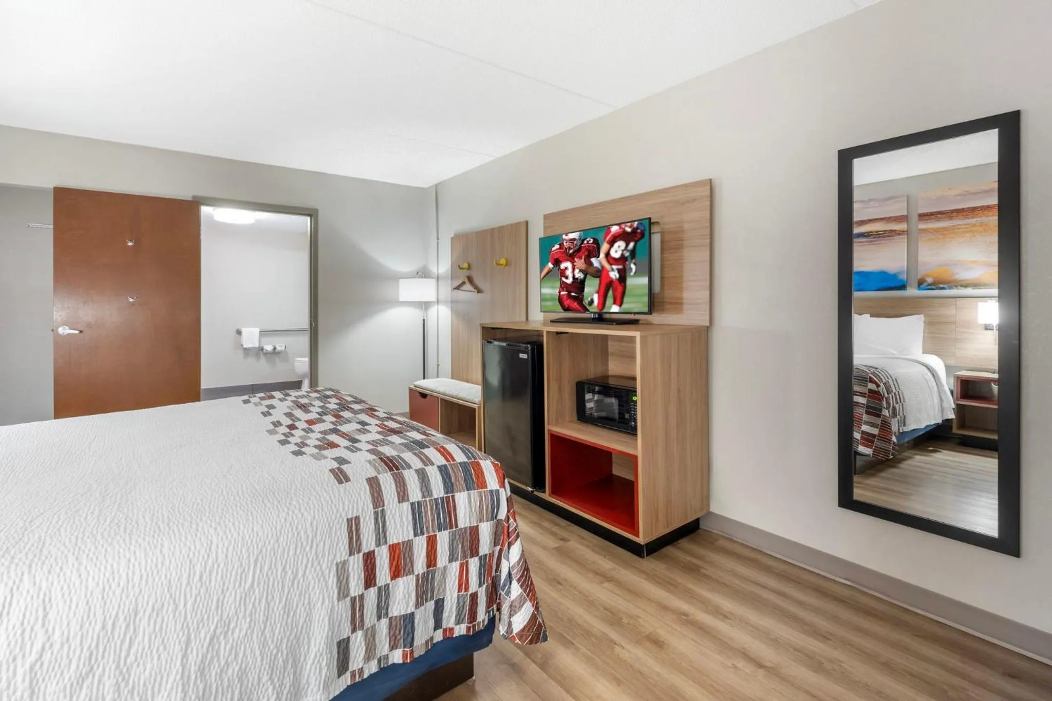 Photo of the whole room, Bed in Red Roof Inn Franklin, TN