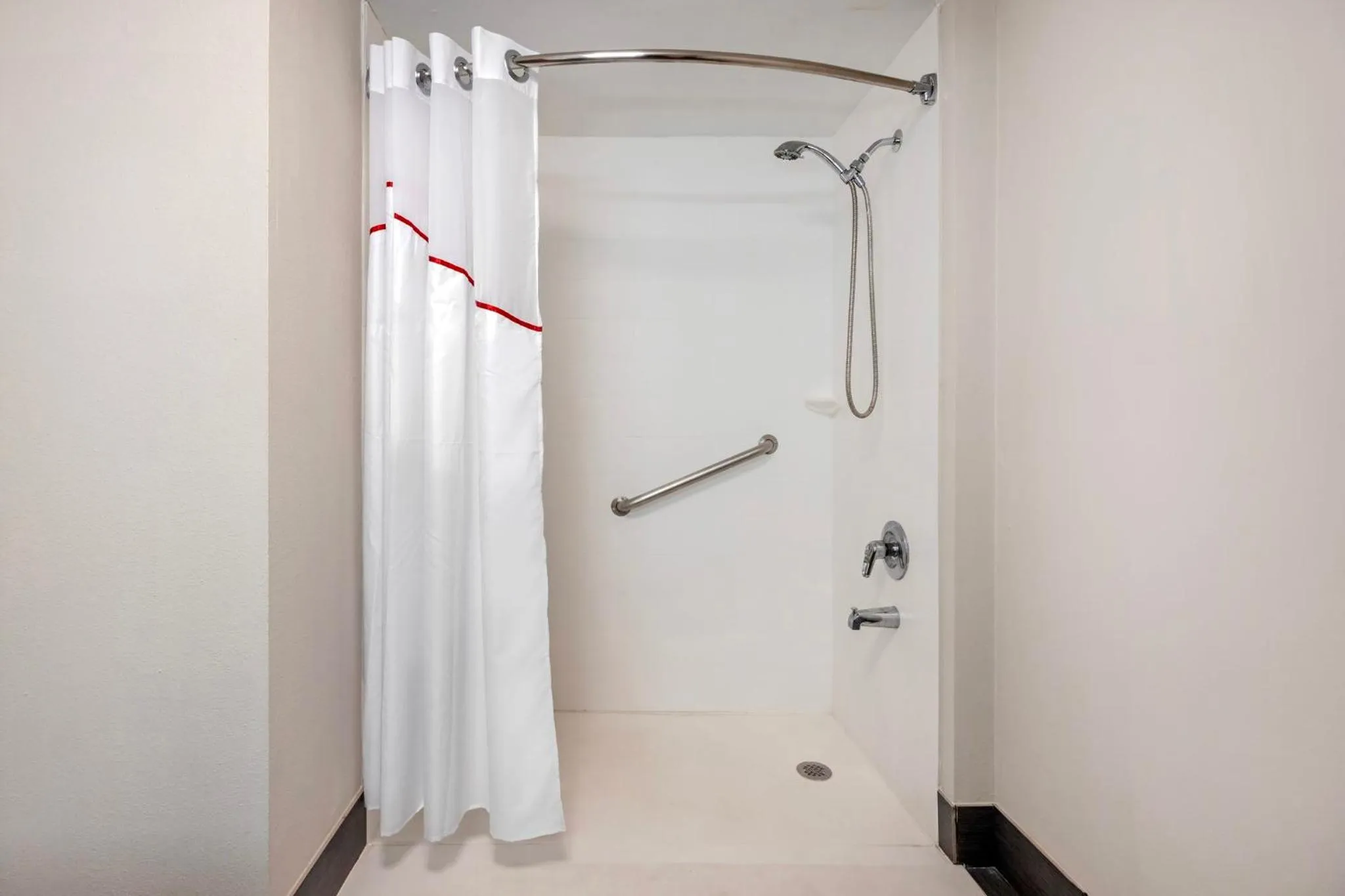 Bathroom in Red Roof Inn Franklin, TN