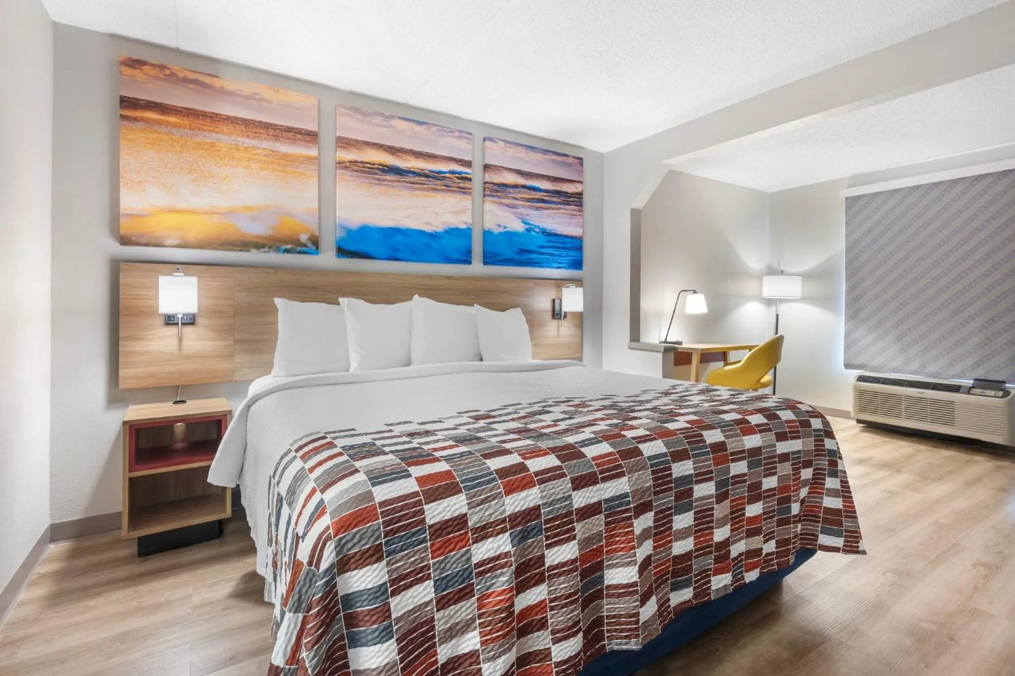 Photo of the whole room, Bed in Red Roof Inn Franklin, TN