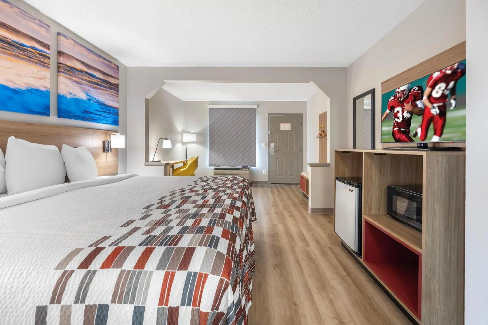 Photo of the whole room, Bed in Red Roof Inn Franklin, TN