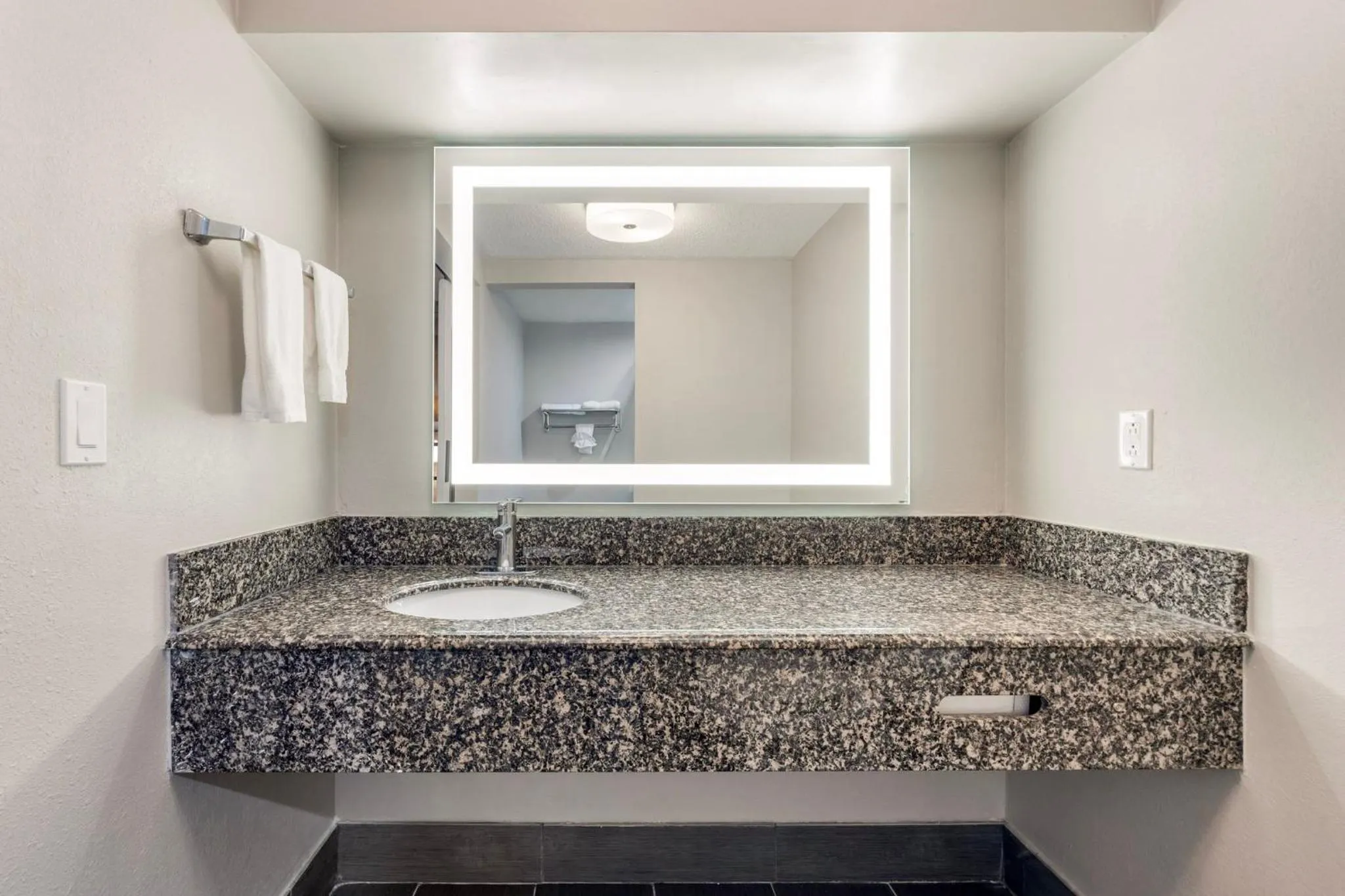 Bathroom in Red Roof Inn Franklin, TN