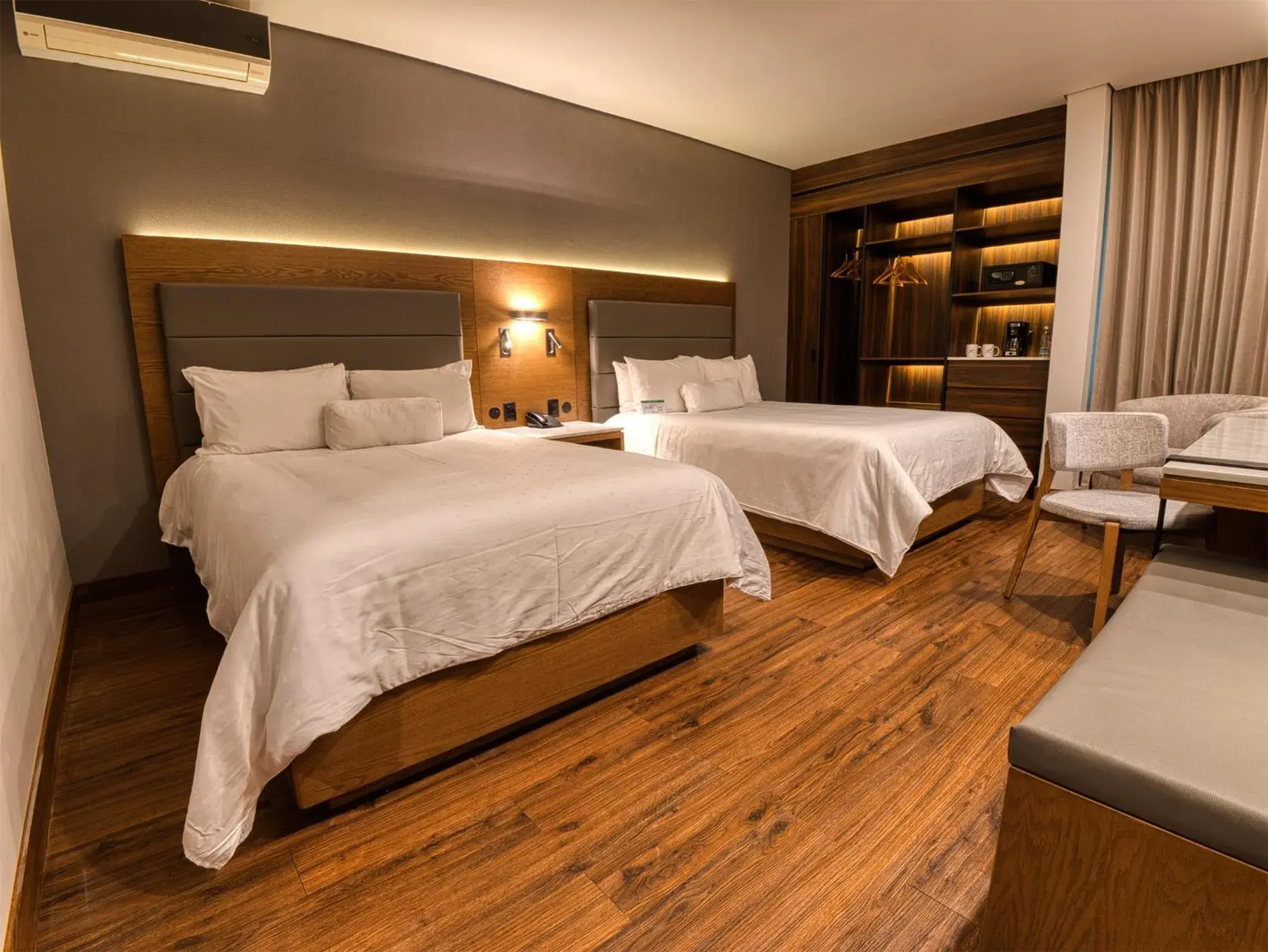 Superior Double Room with Two Double Beds in Victoria Ejecutivo Superior Double Room with Two Double Beds in Victoria Ejecutivo