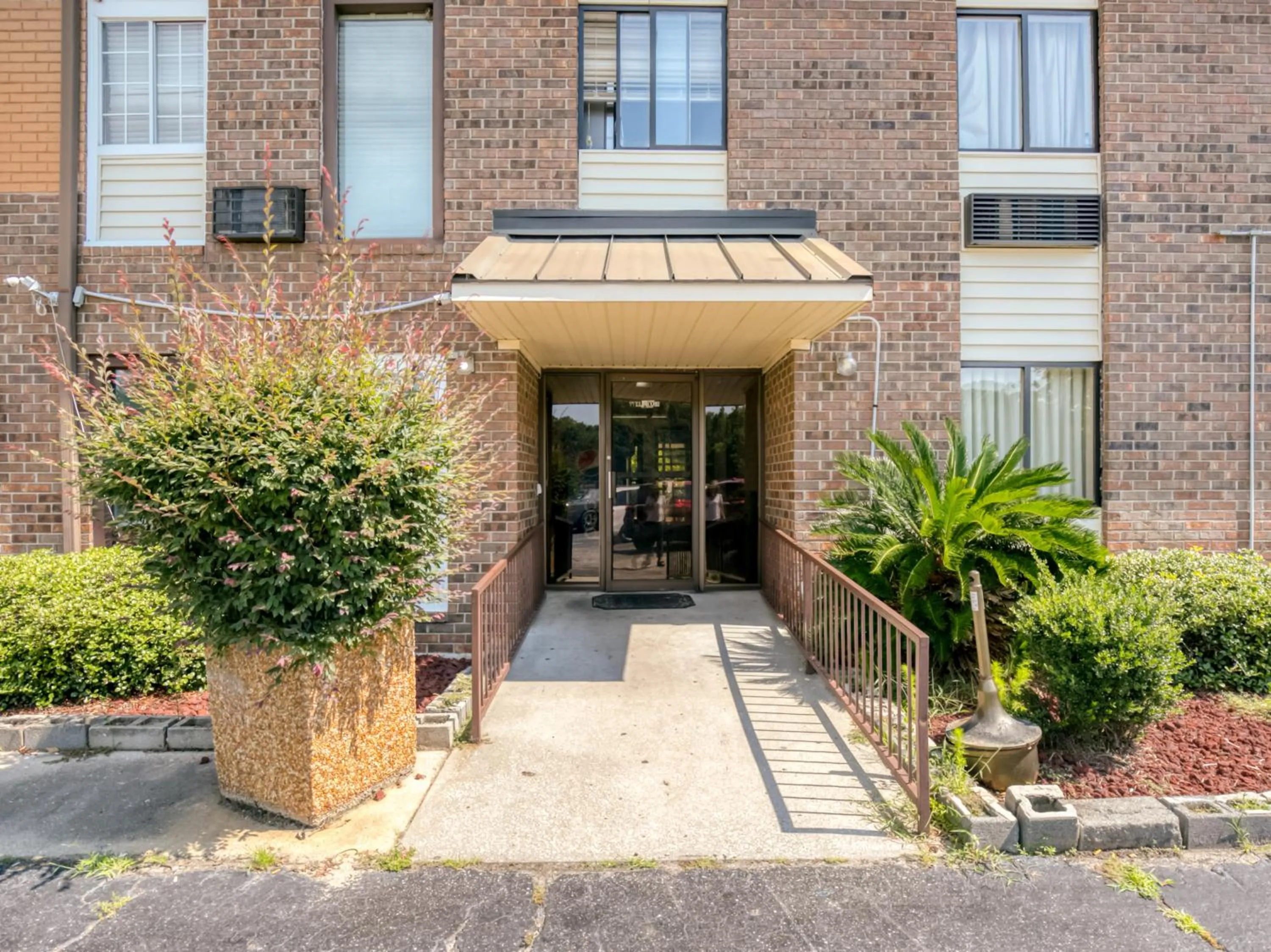 Facade/entrance in Raceway Inn Darlington By OYO