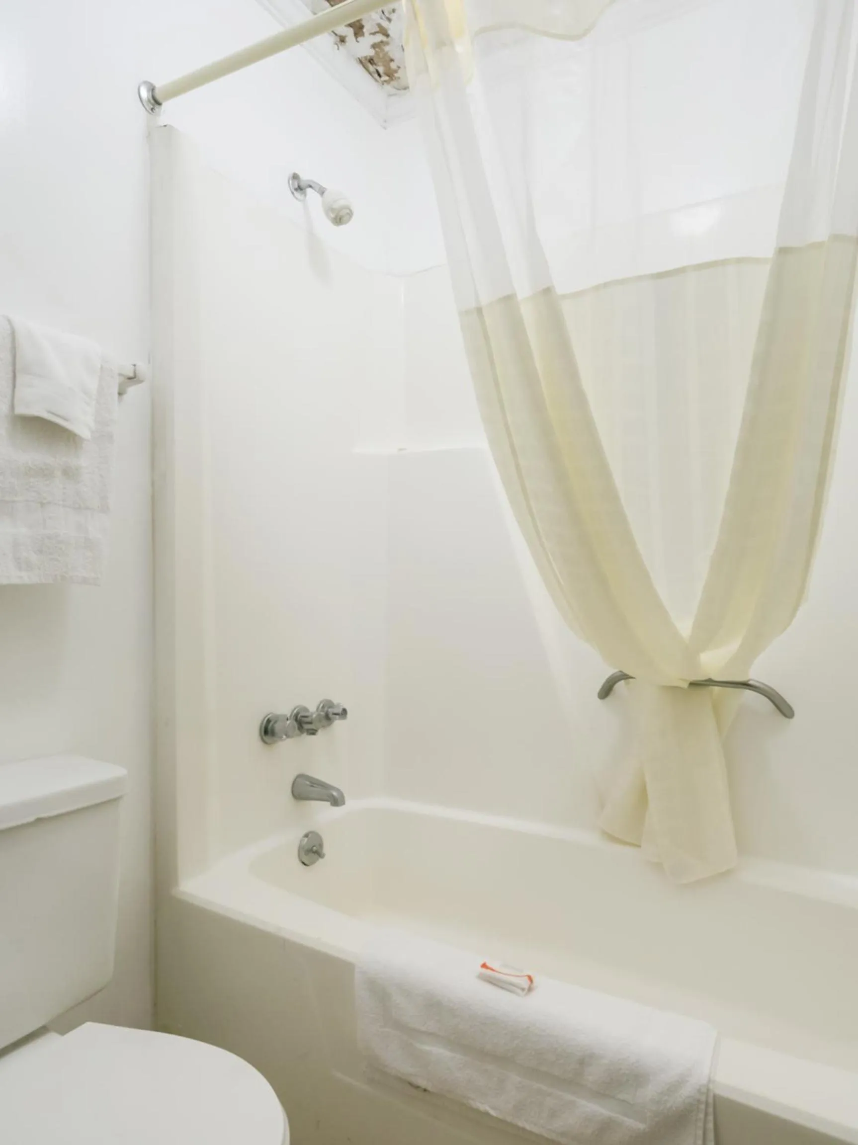 Bathroom in Raceway Inn Darlington By OYO