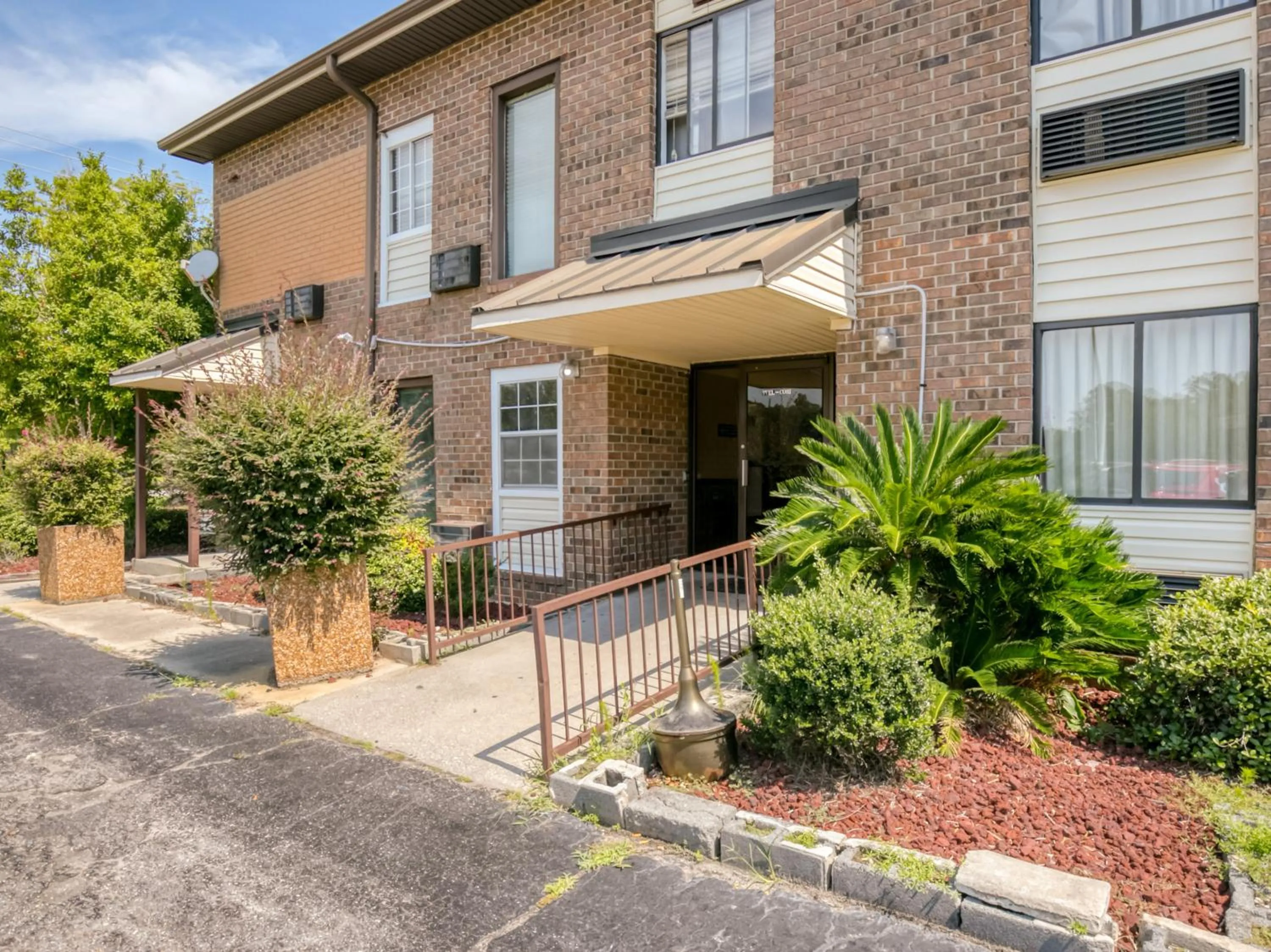 Facade/entrance in Raceway Inn Darlington By OYO