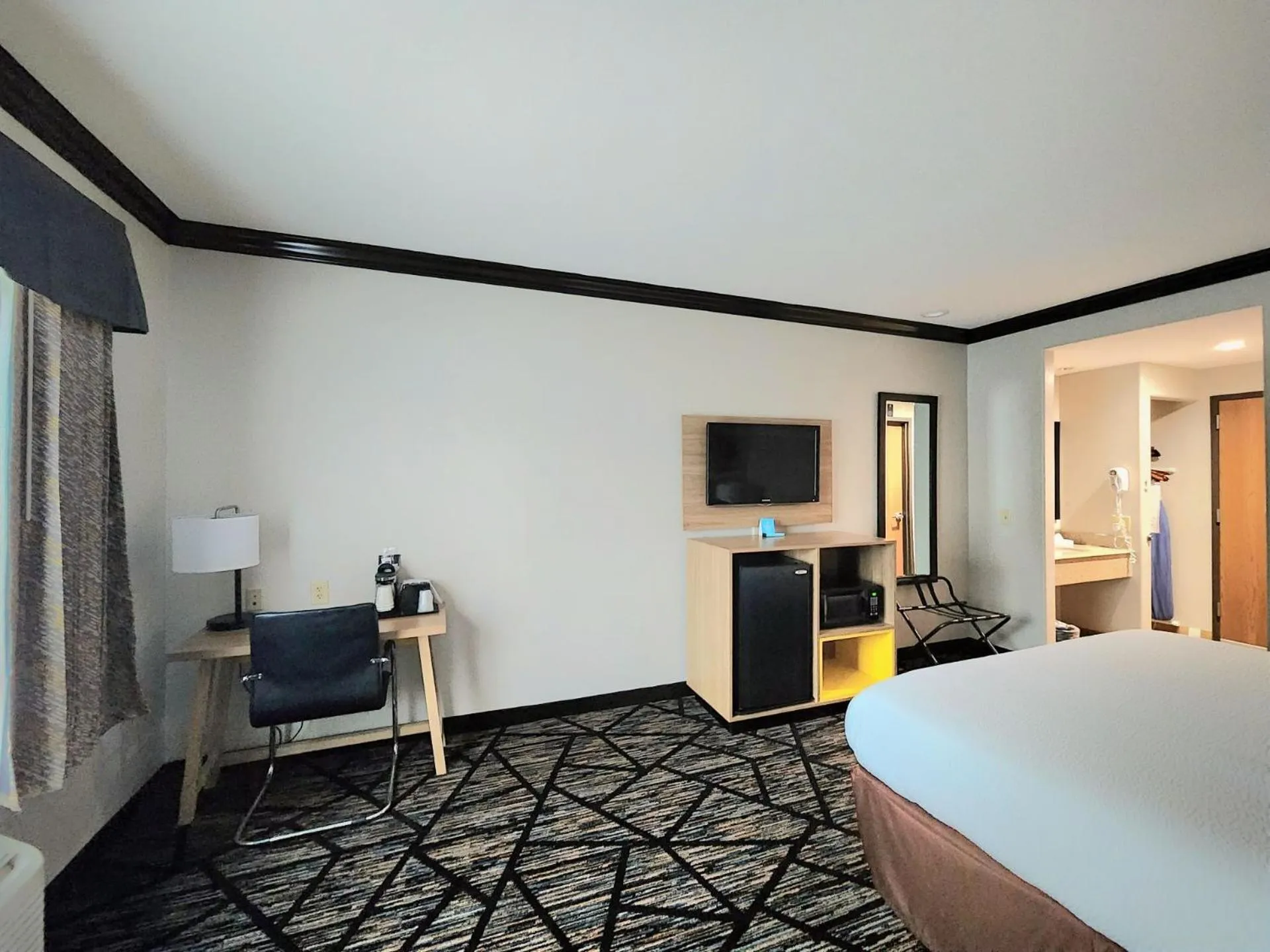 TV and multimedia, Bed in Days Inn by Wyndham Baton Rouge I-10