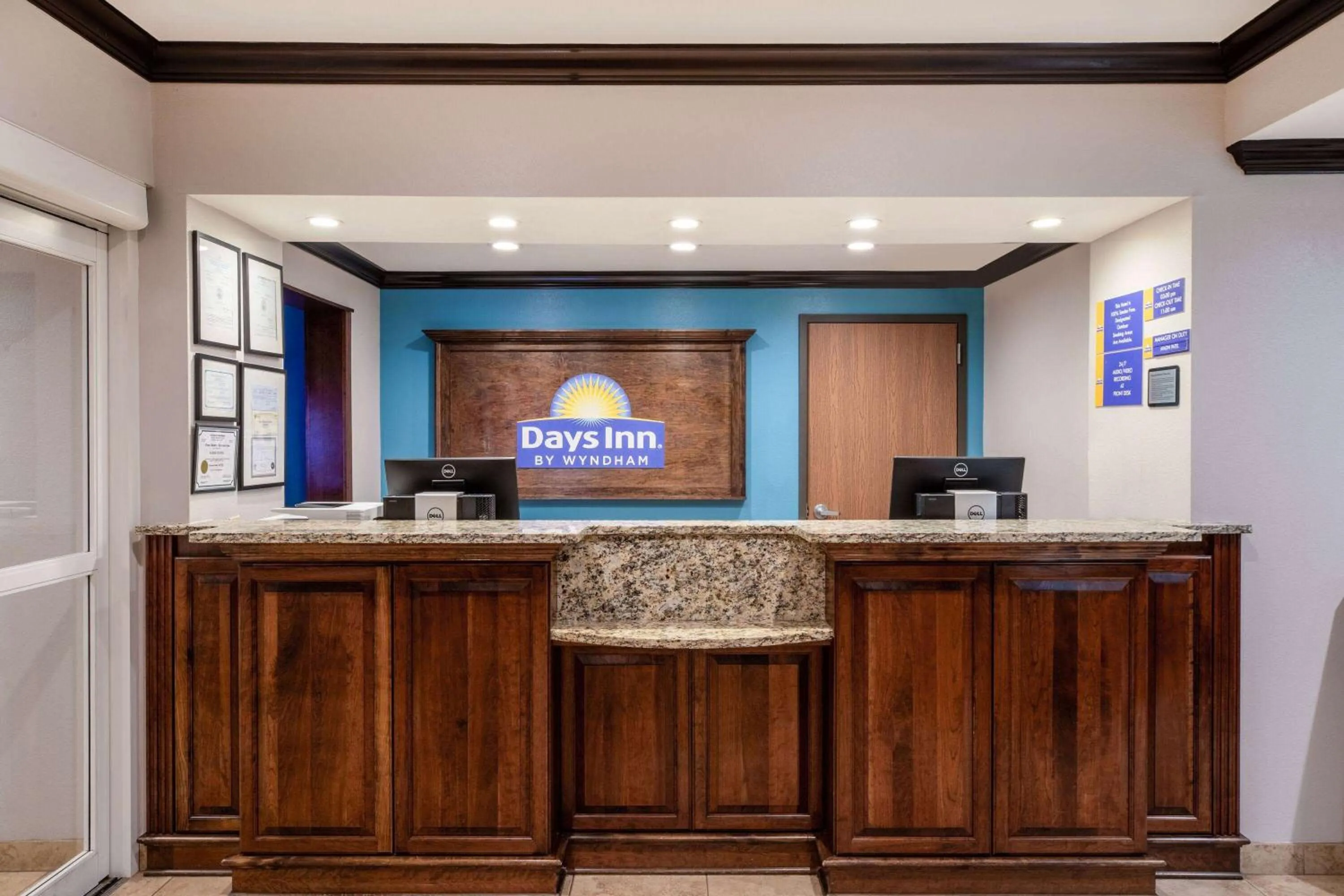 Lobby or reception in Days Inn by Wyndham Baton Rouge I-10
