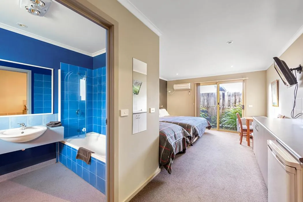 Bathroom, Bed in Motel Strahan