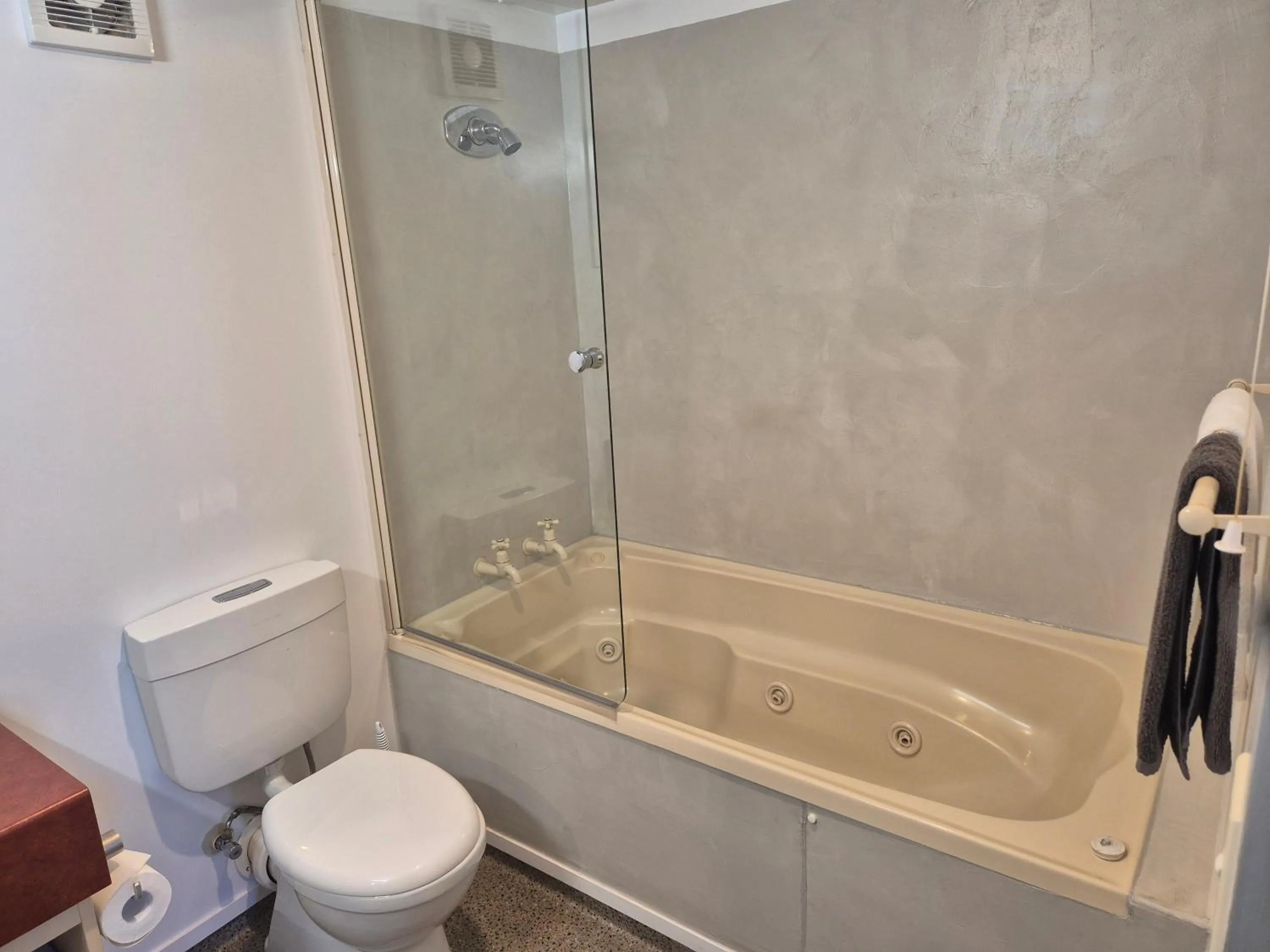 Hot Tub in Alexis Motor Lodge