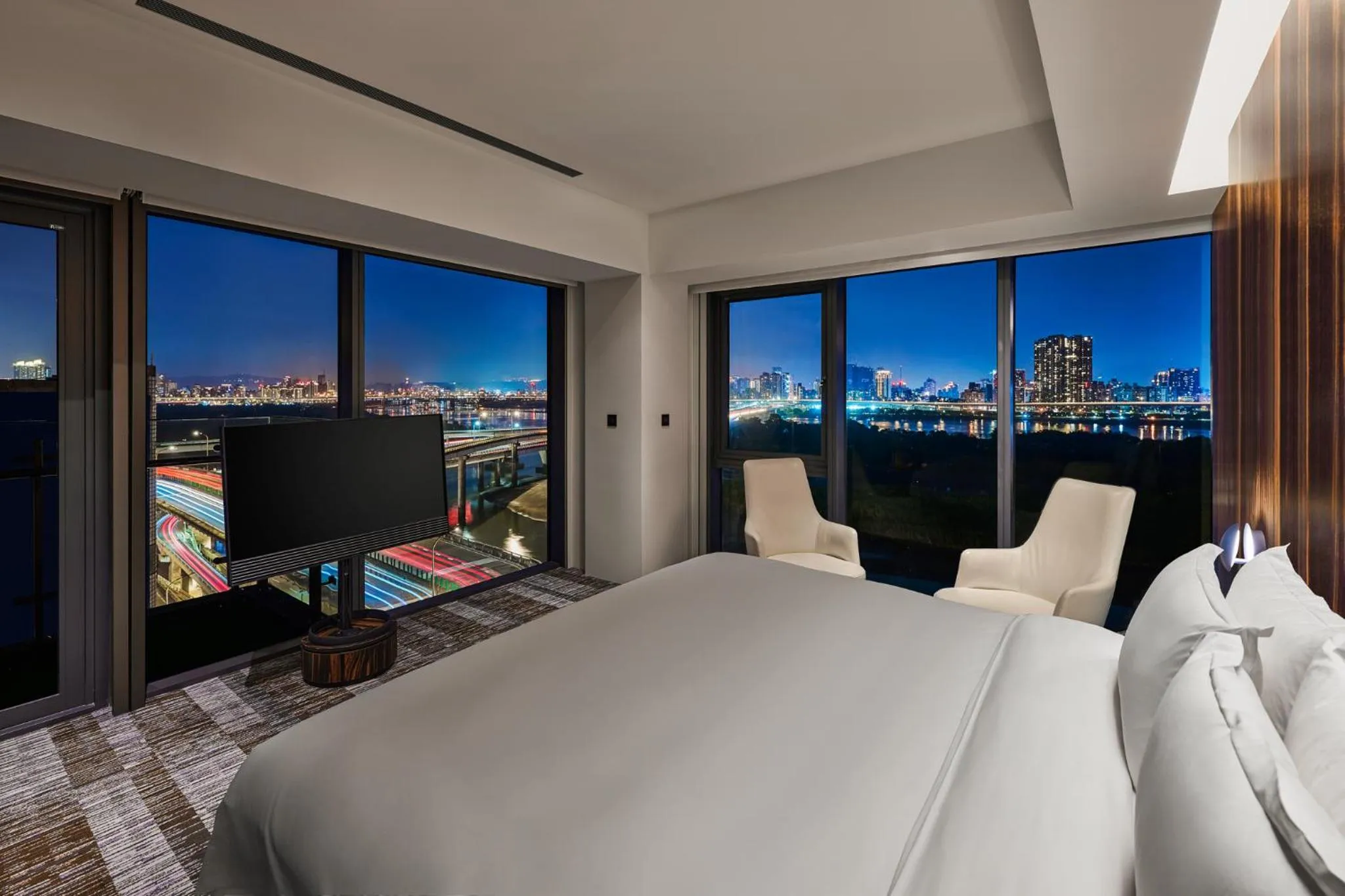 Bed in Suz & Catorze Taipei, a Tribute Portfolio Hotel