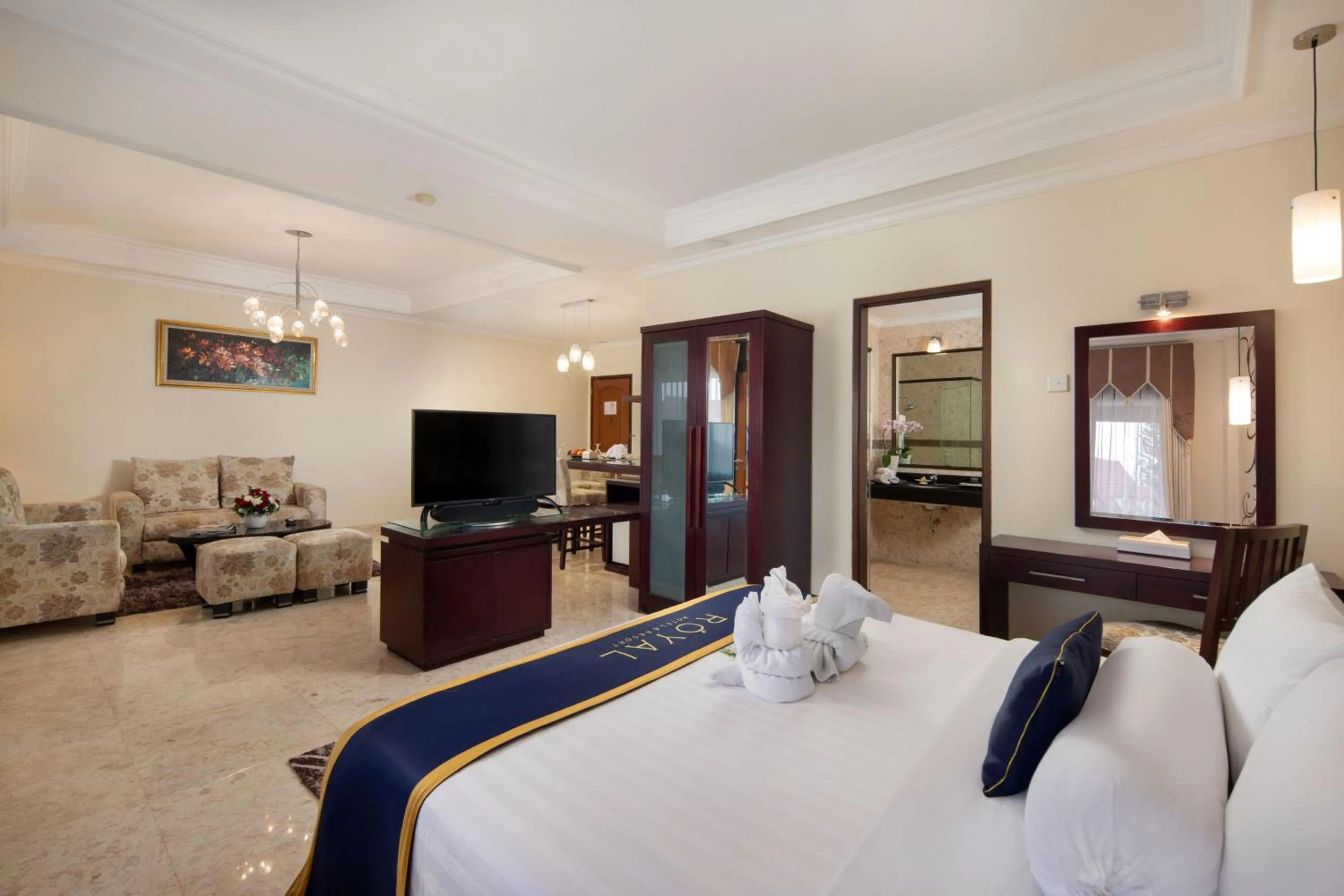 Bed in Royal Hotel and Villa Batu