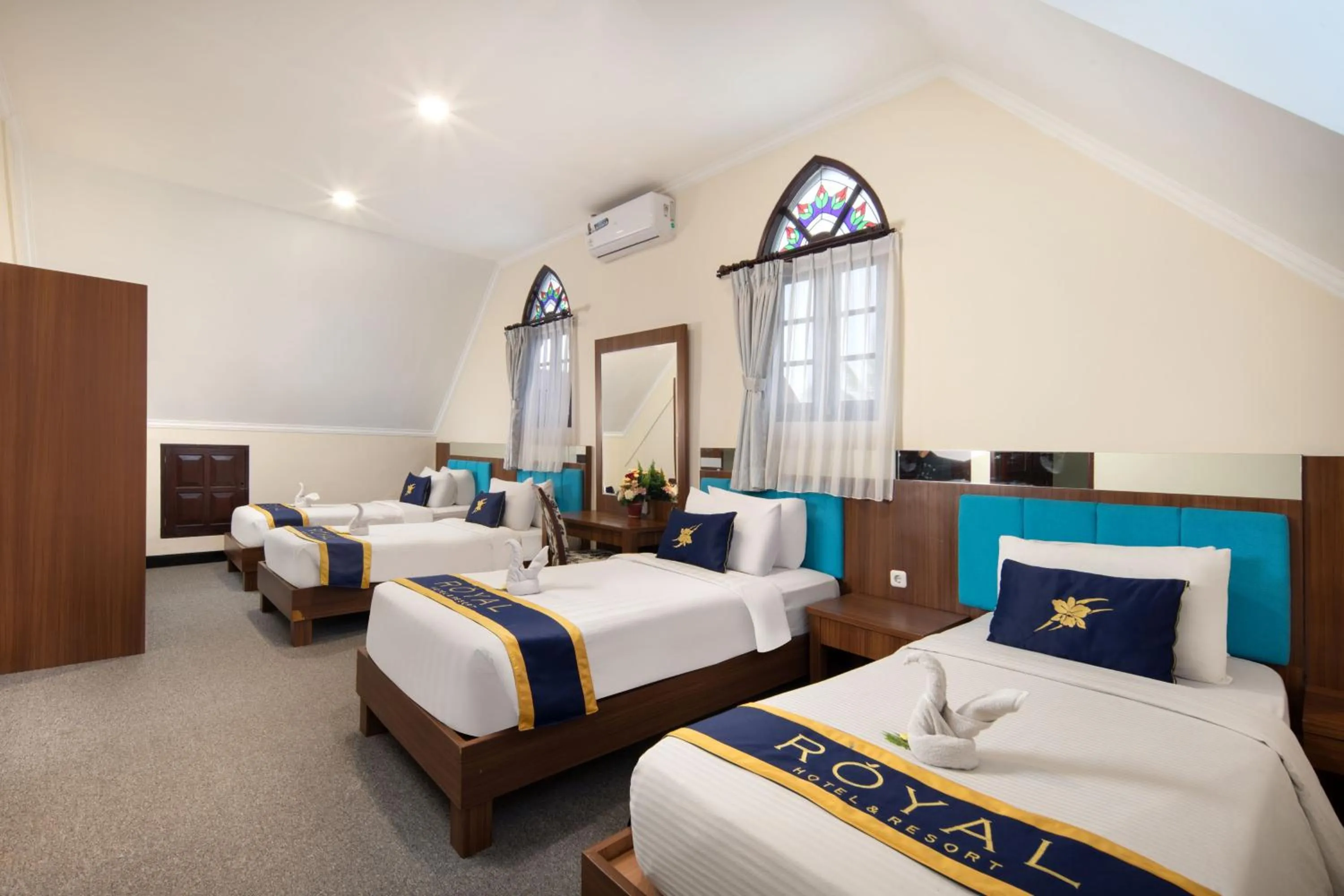 Bed in Royal Hotel and Villa Batu