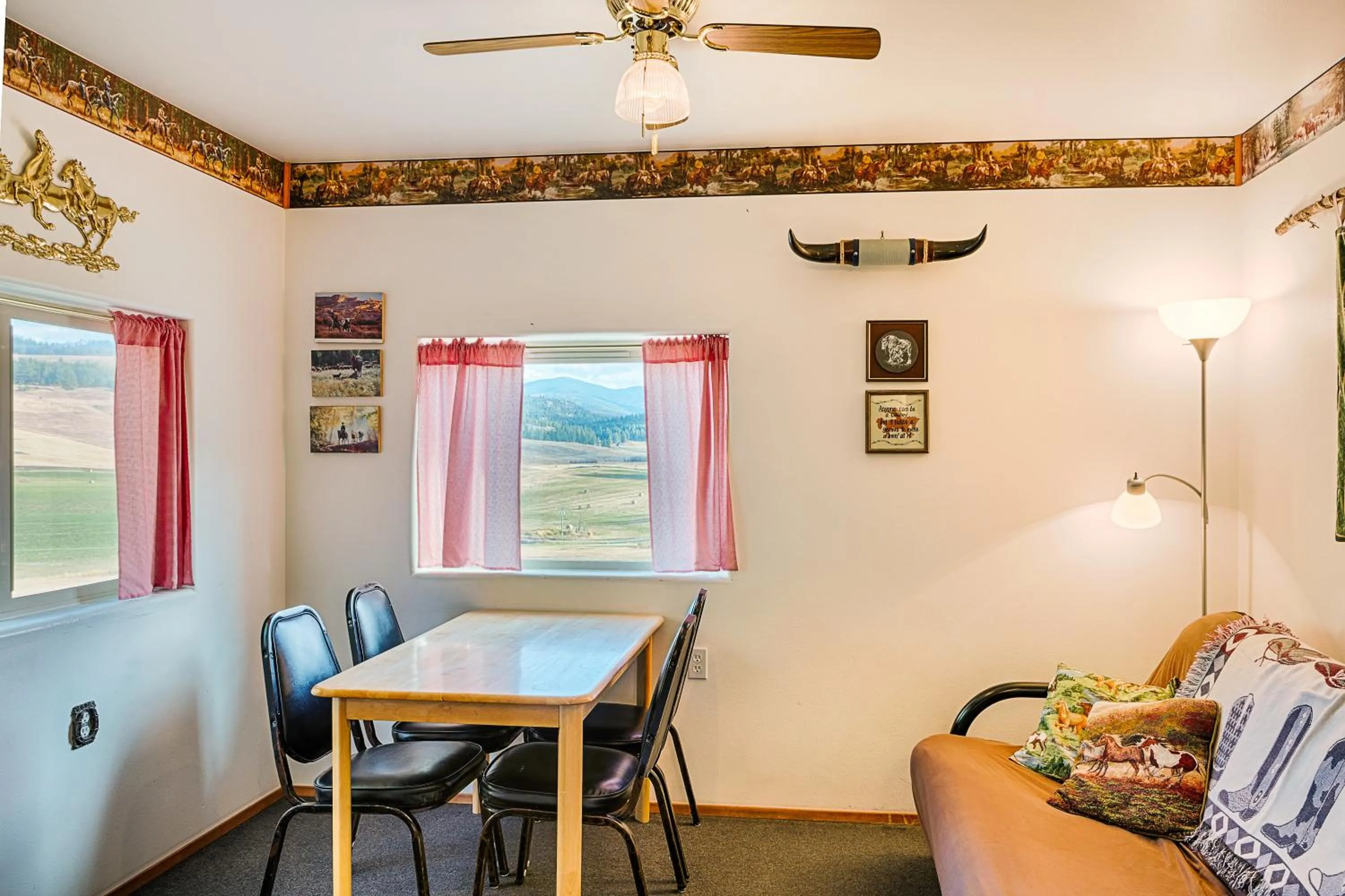 Living room in Eden Valley Ranch