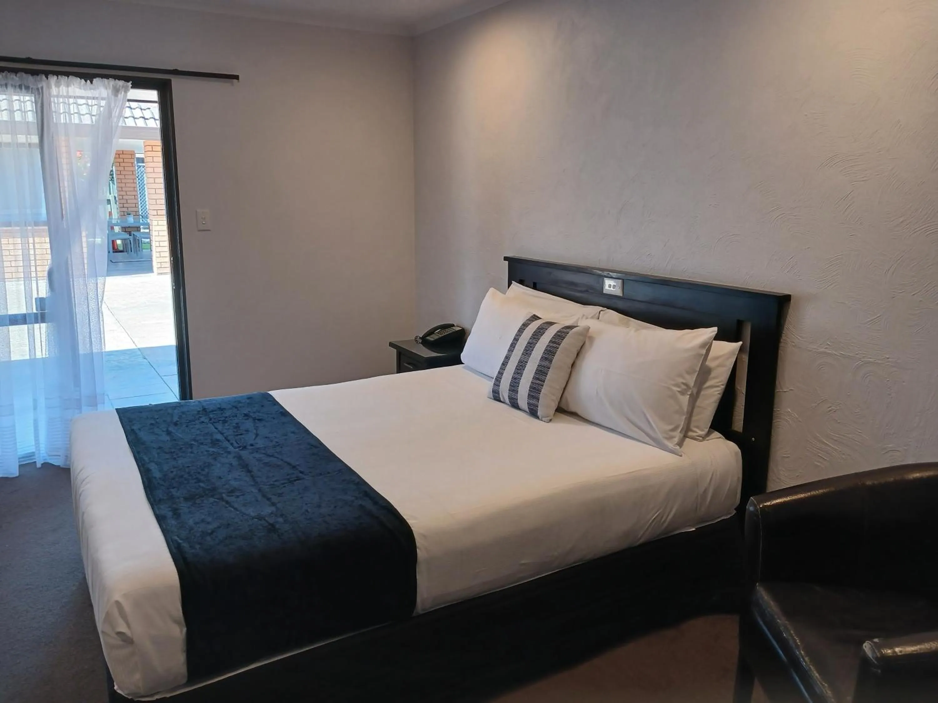 Bed in Palm City Motor Inn