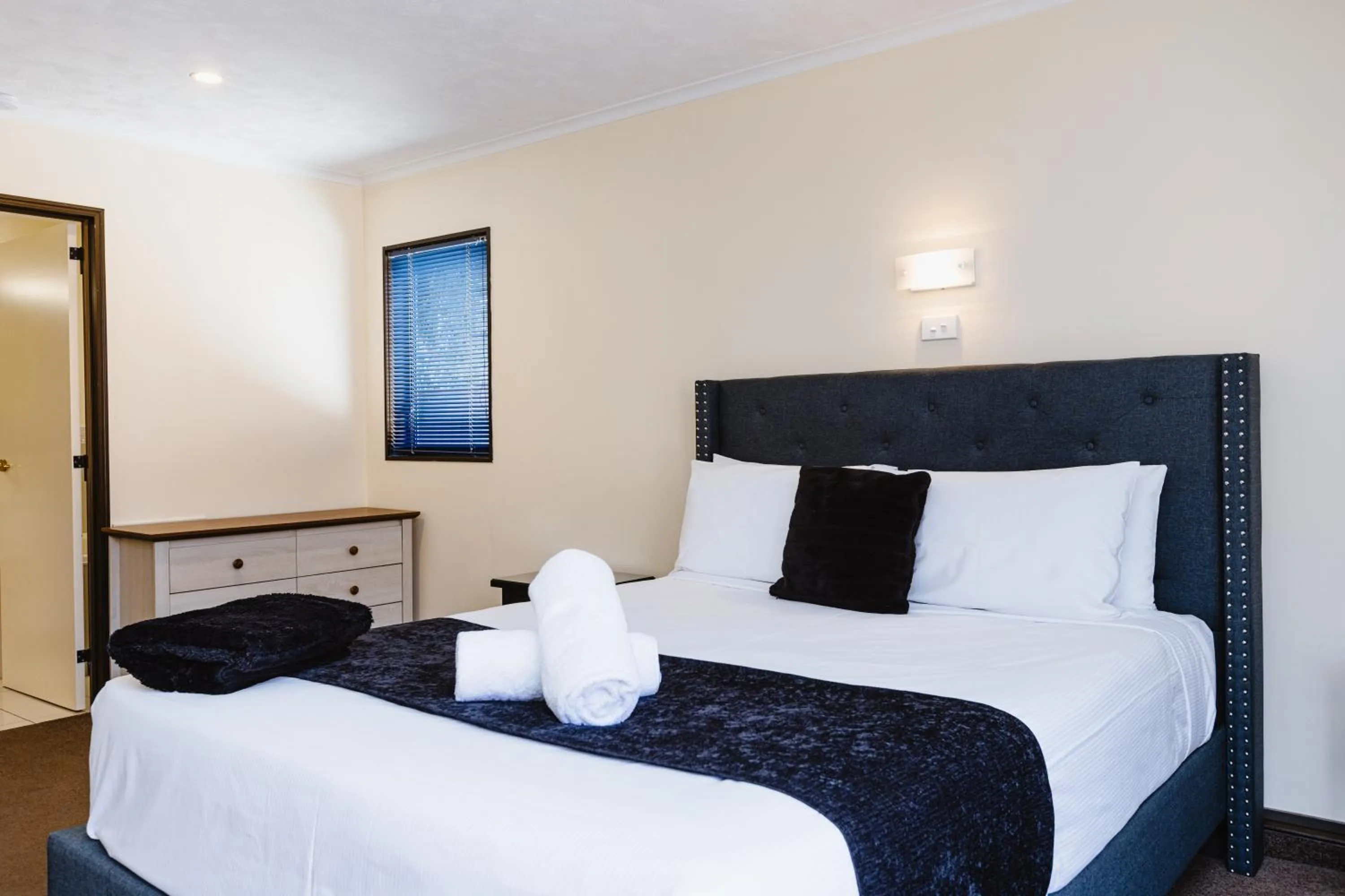 Bed in Palm City Motor Inn