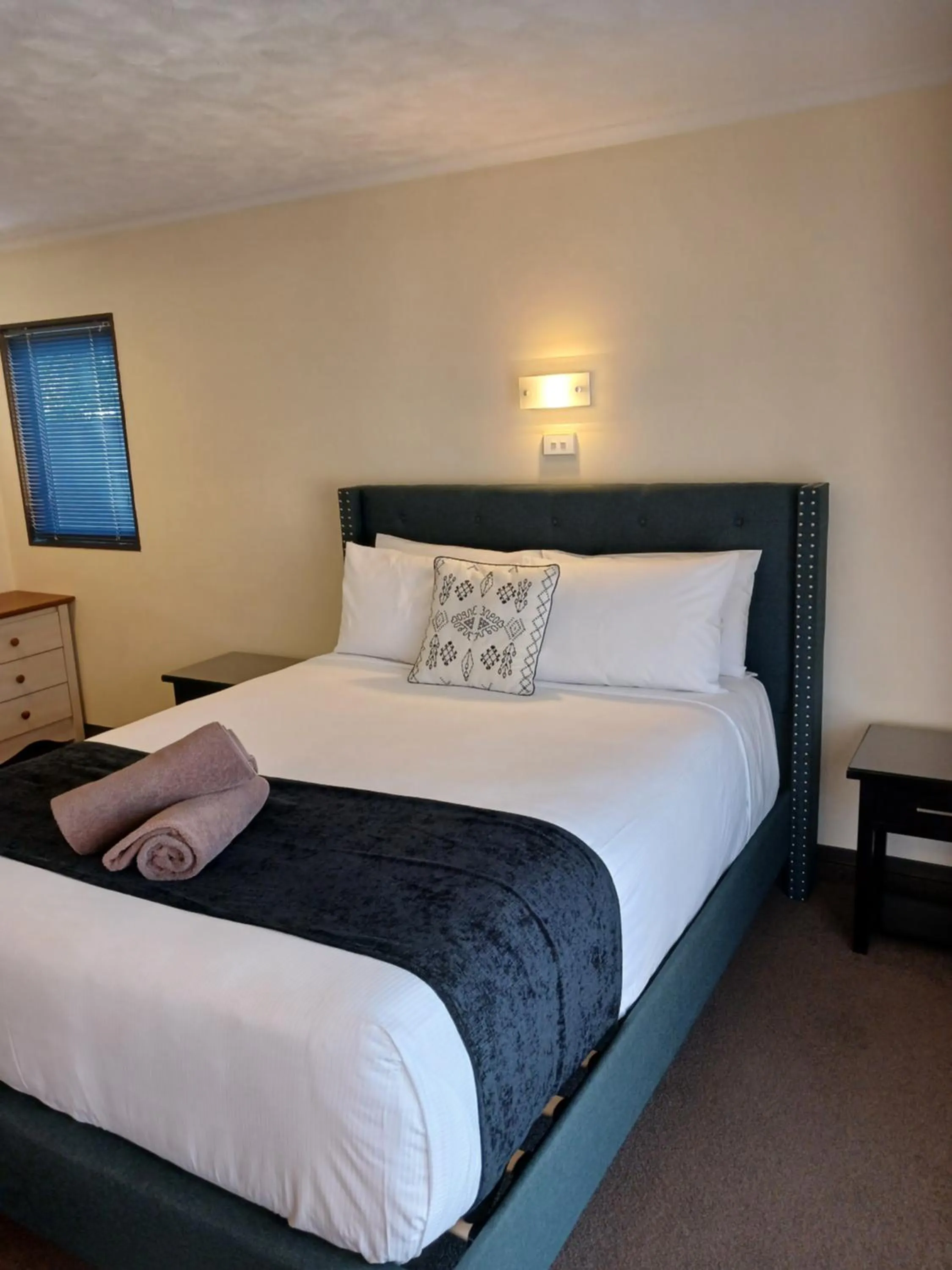 Bed in Palm City Motor Inn