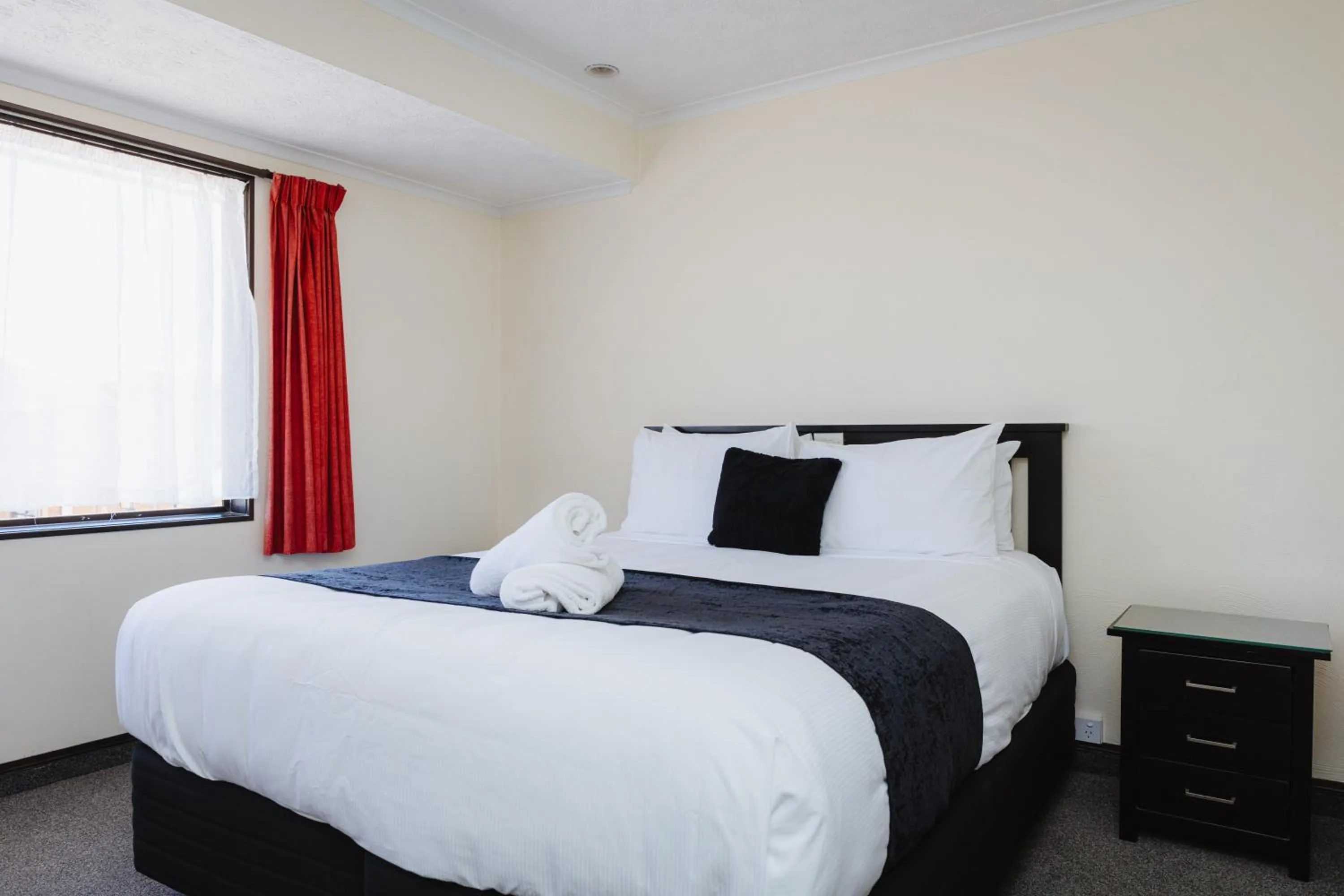 Bed in Palm City Motor Inn