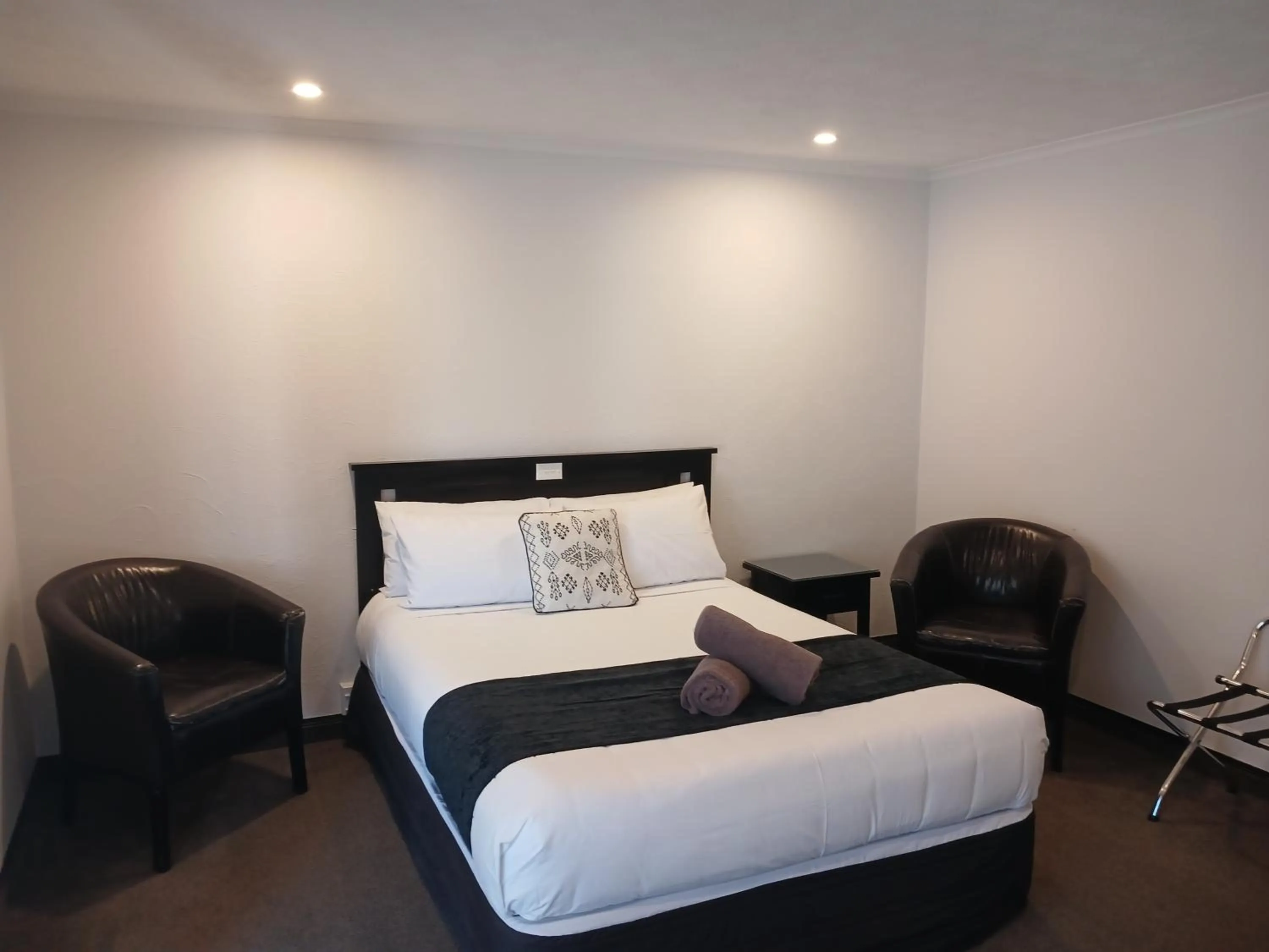 Bed in Palm City Motor Inn