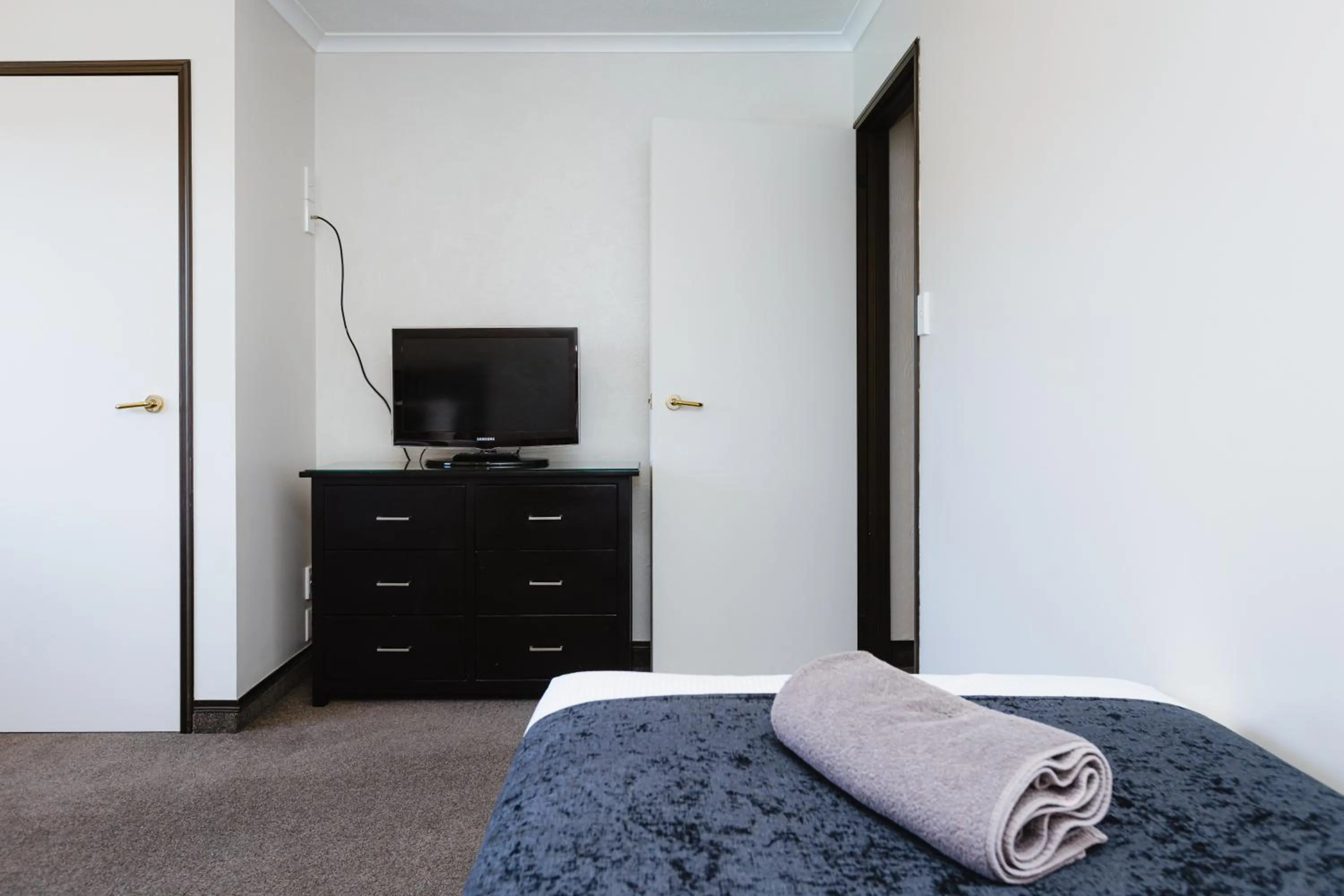 Bed in Palm City Motor Inn