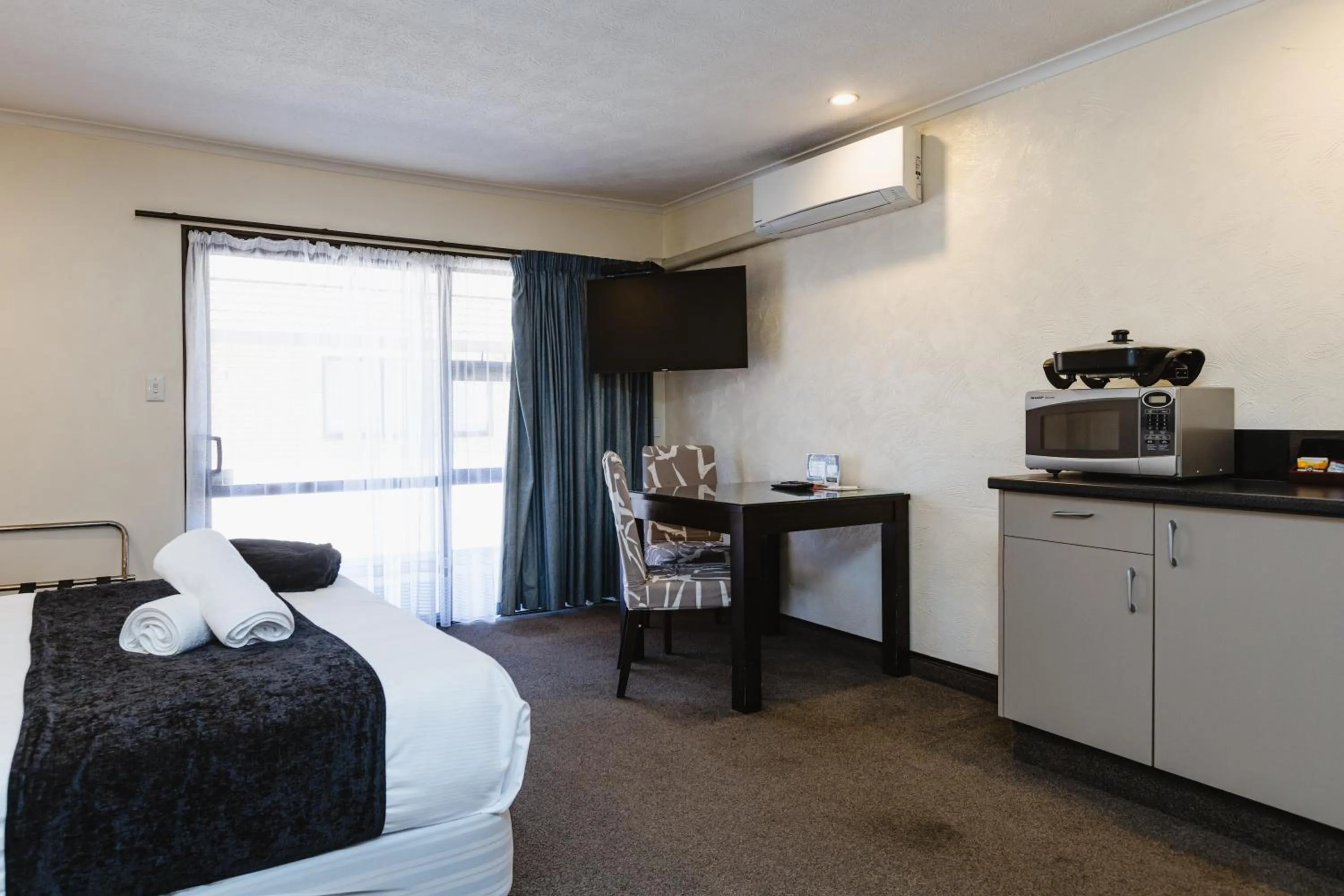 Bed in Palm City Motor Inn