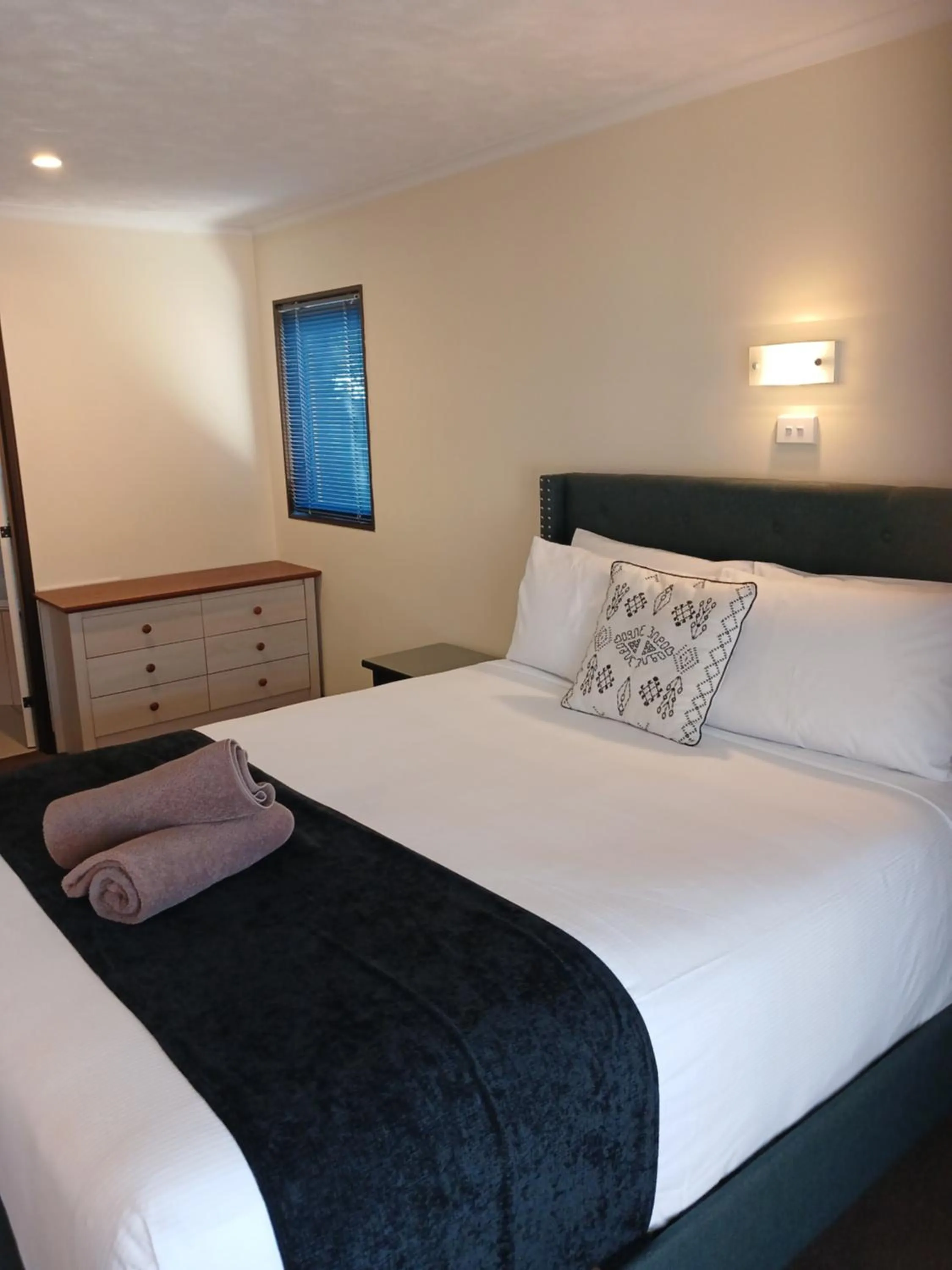 Bed in Palm City Motor Inn