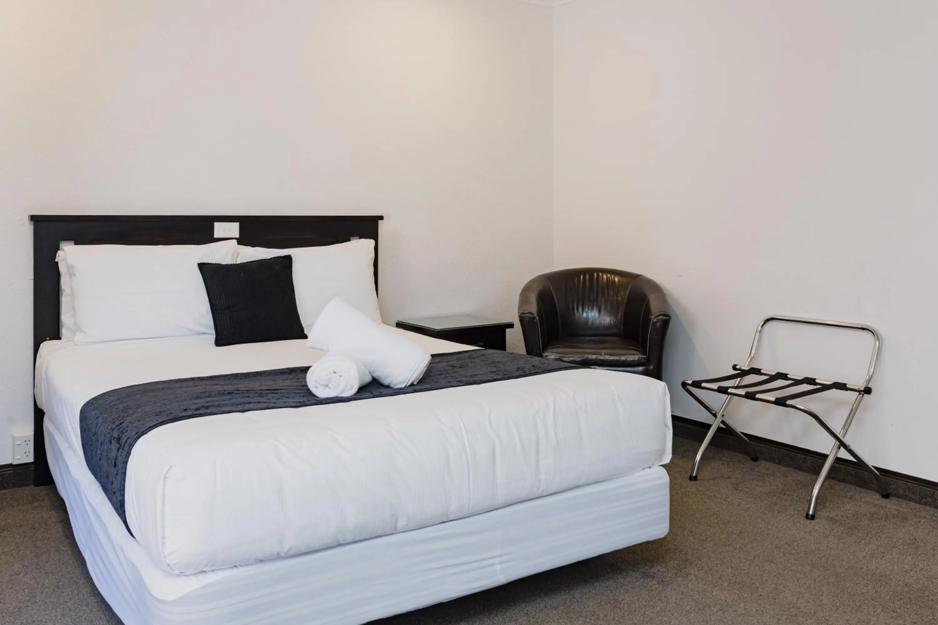 Bed in Palm City Motor Inn