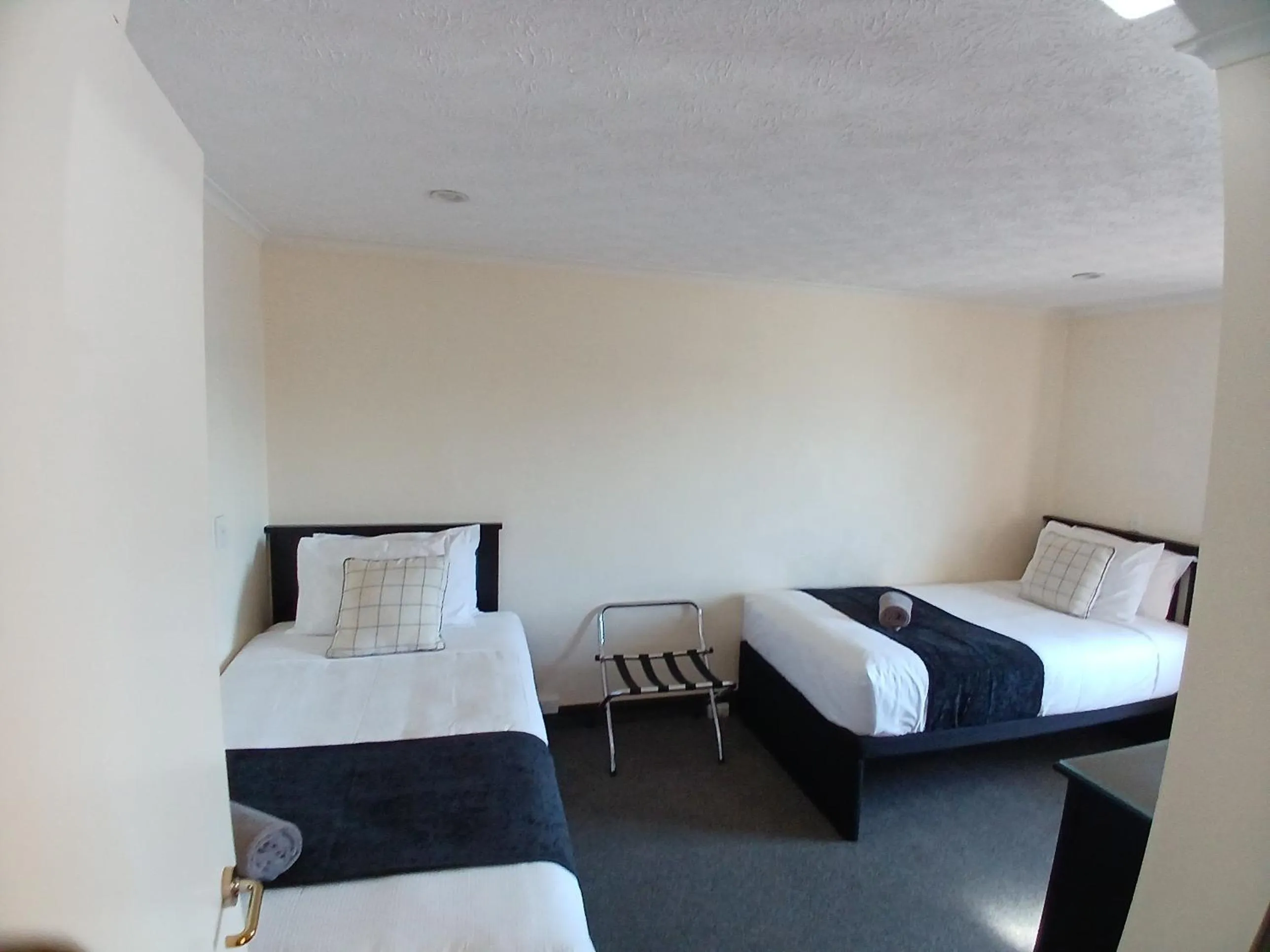 Bed in Palm City Motor Inn