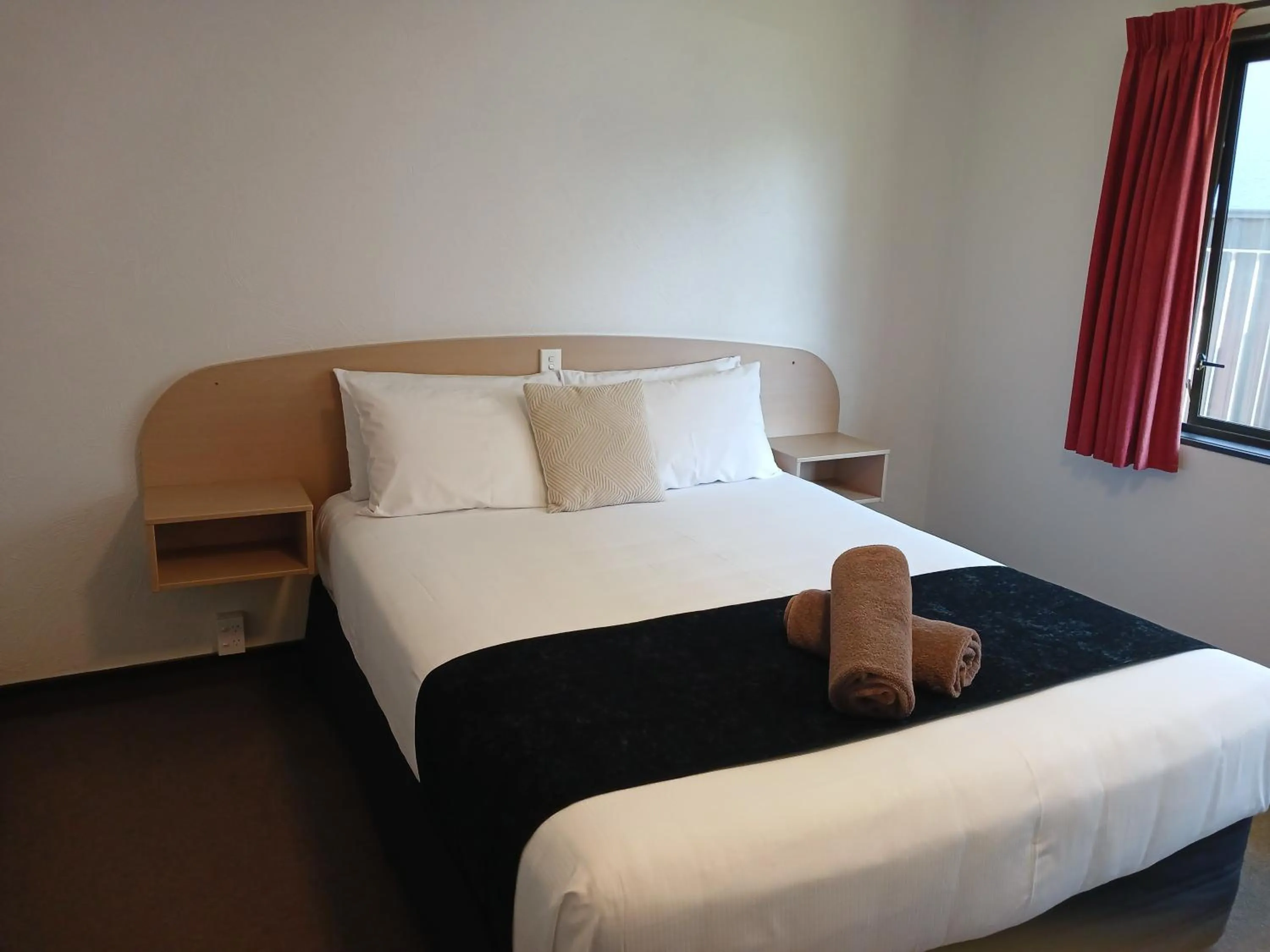 Bed in Palm City Motor Inn