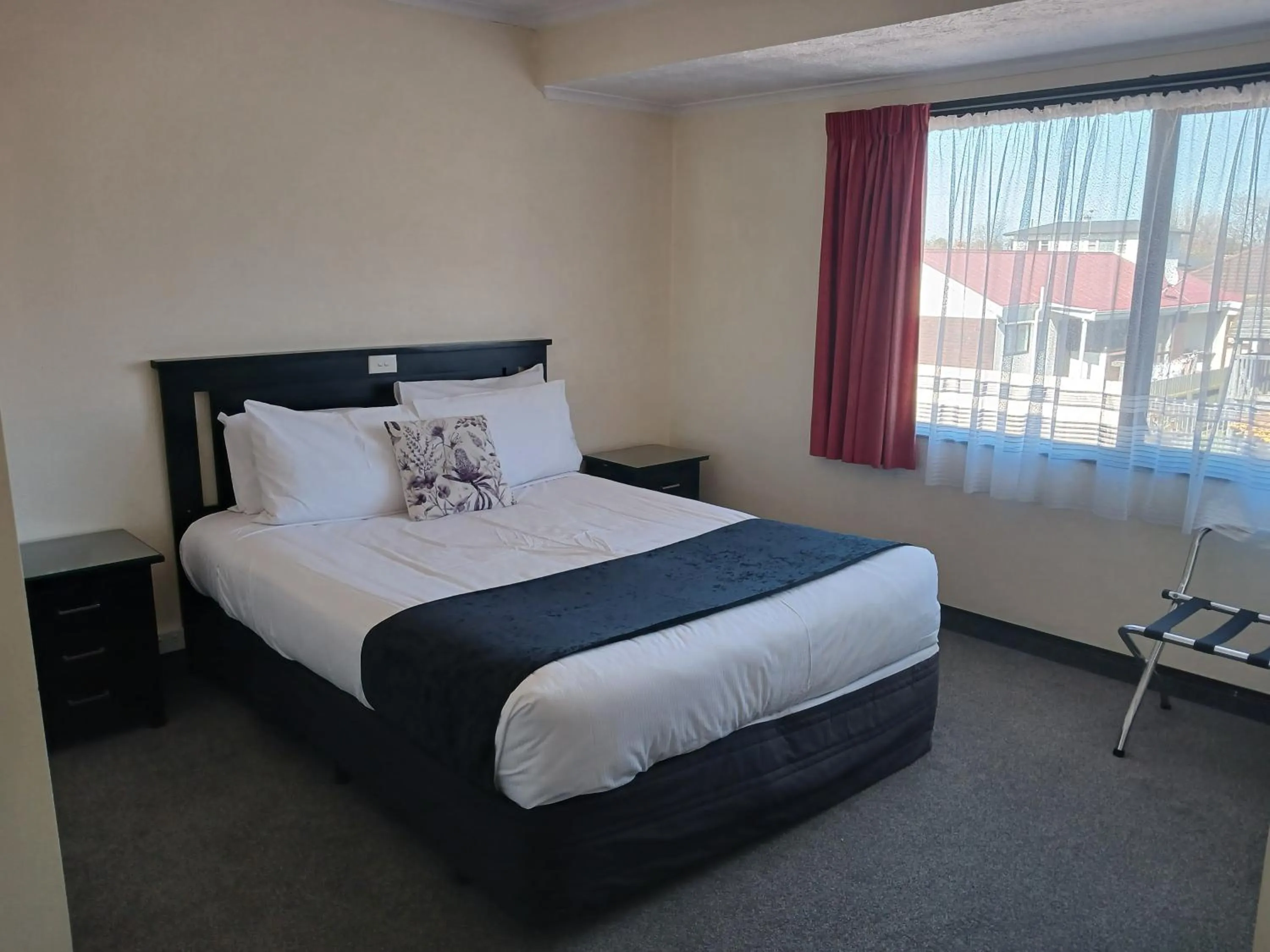 Bed in Palm City Motor Inn