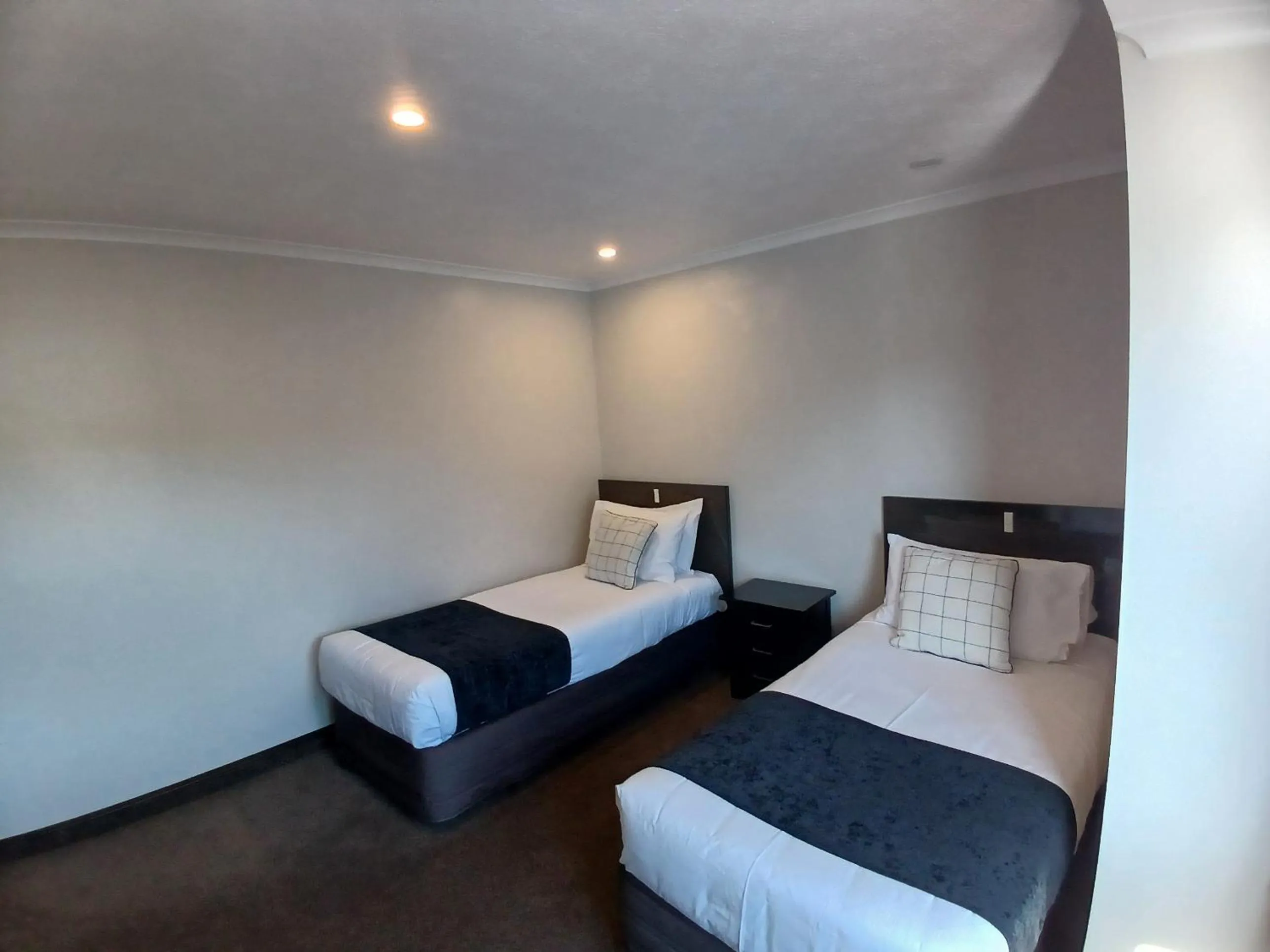 Bed in Palm City Motor Inn