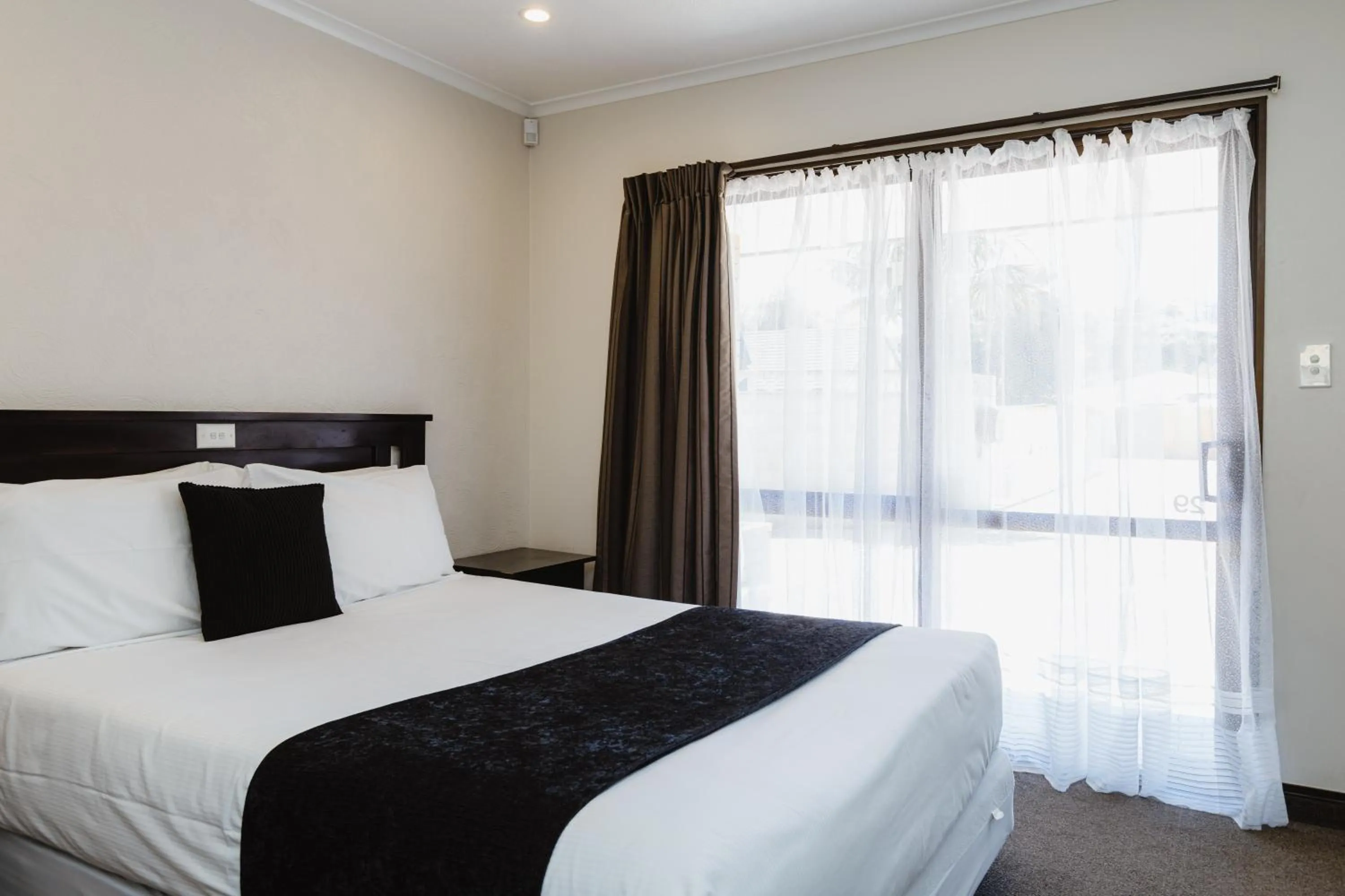 Bed in Palm City Motor Inn