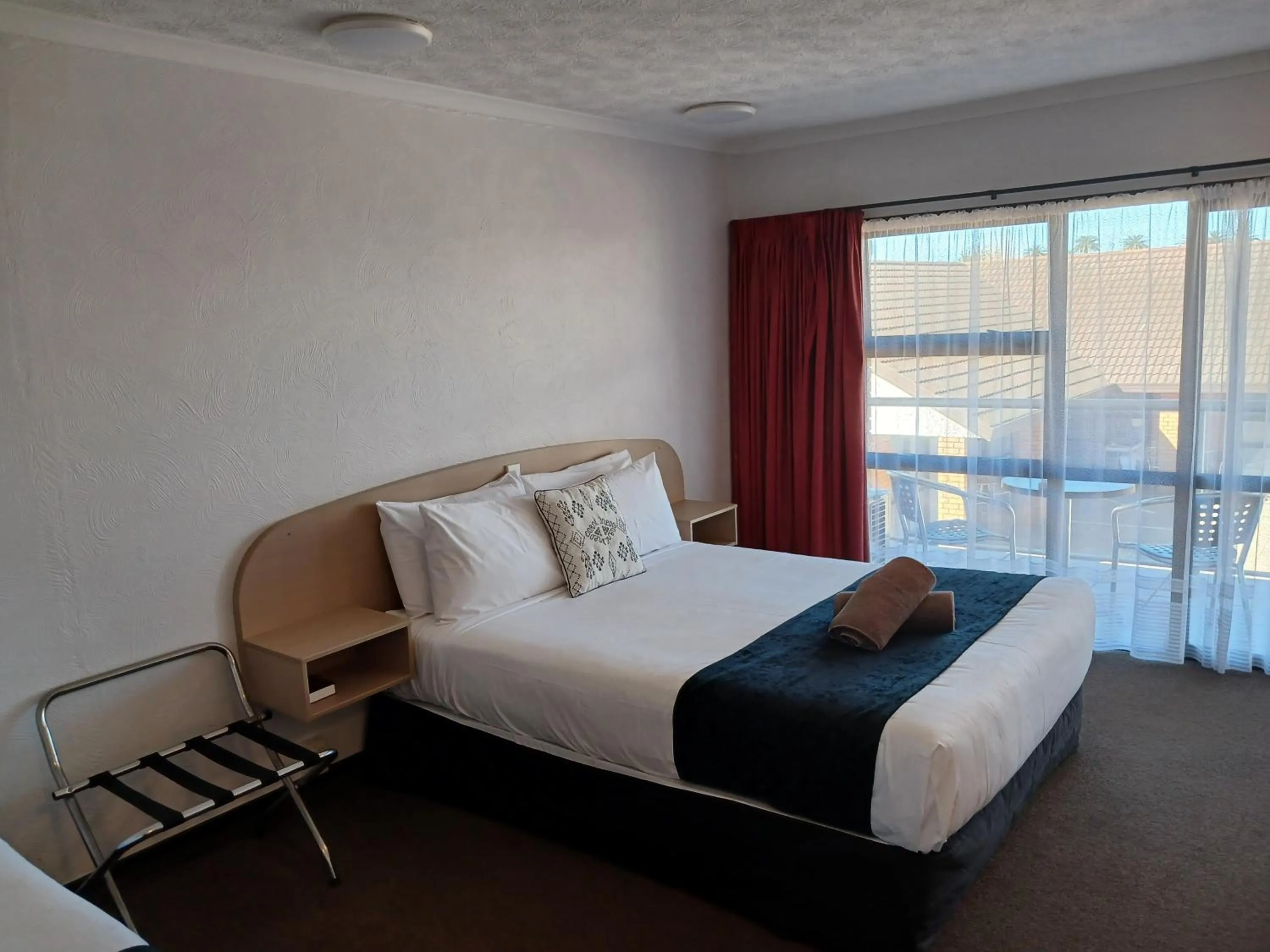 Bed in Palm City Motor Inn