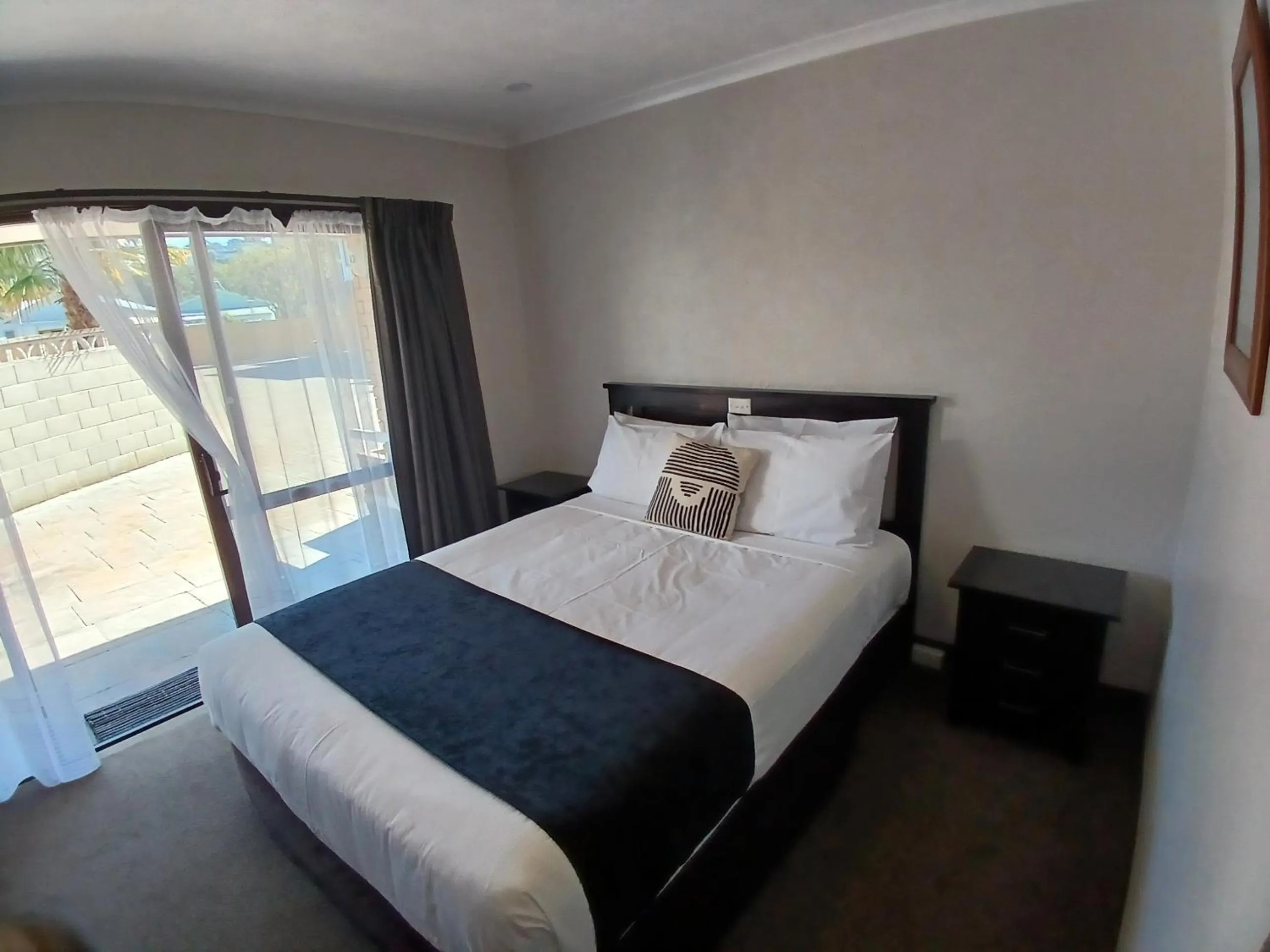 Bed in Palm City Motor Inn