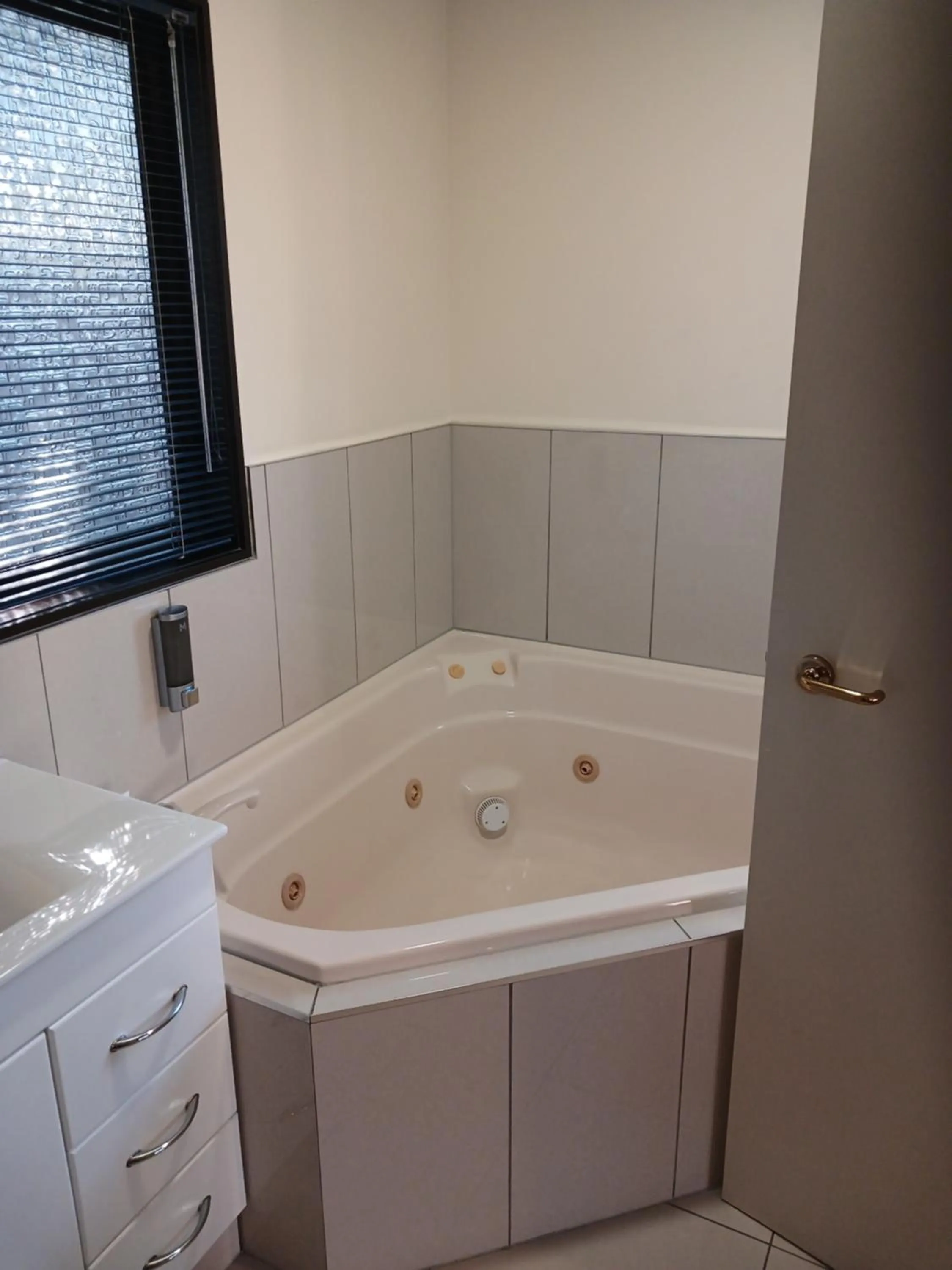 Hot Tub in Palm City Motor Inn