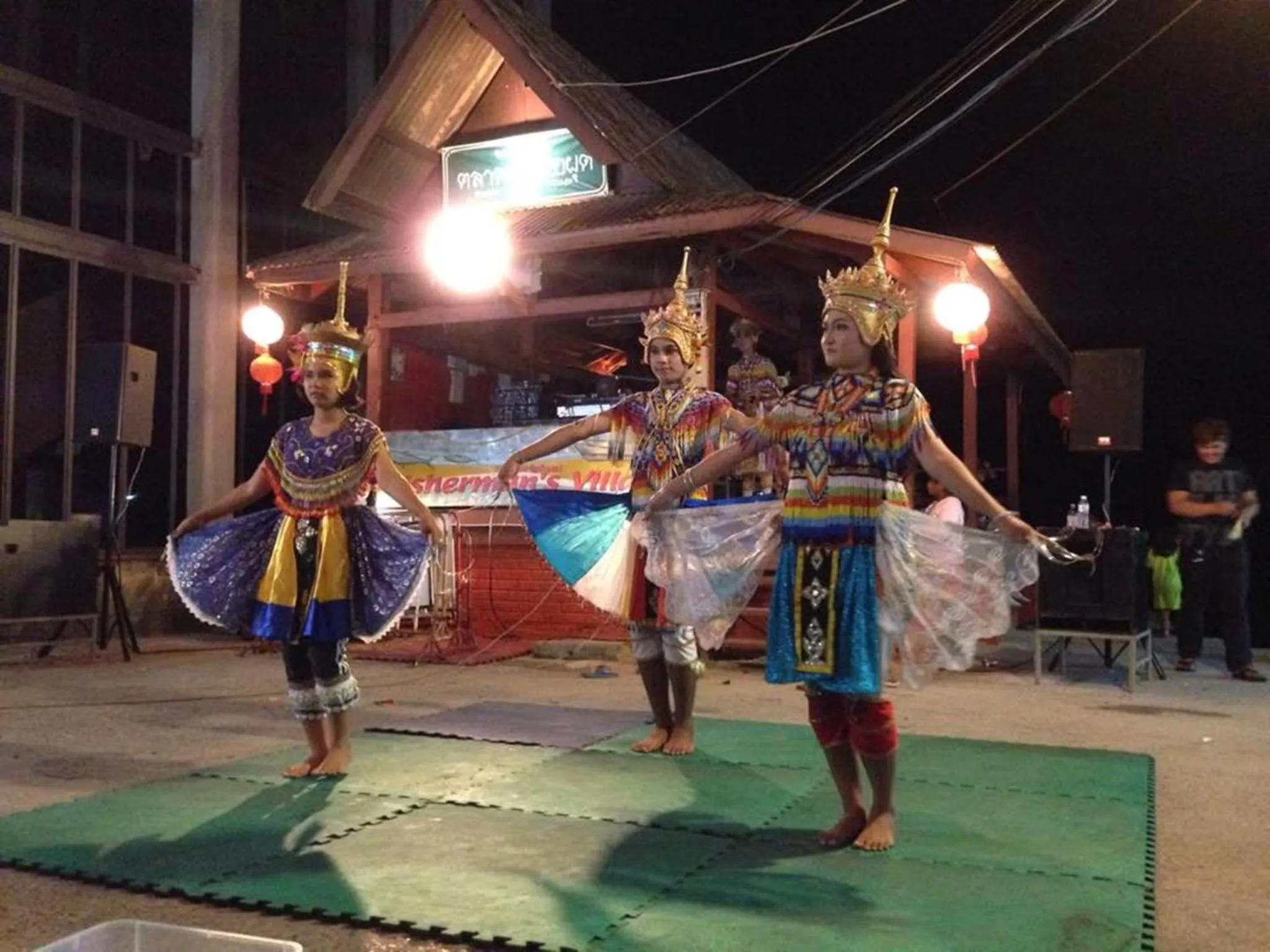 Evening entertainment in Baan Sala Lung Dam - Fisherman Village