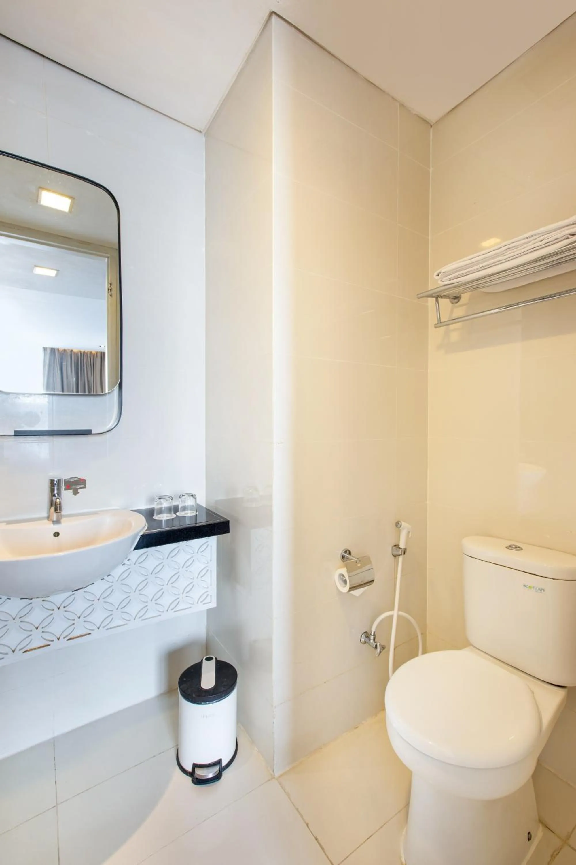 Toilet in Jambuluwuk Malioboro Hotel Yogyakarta