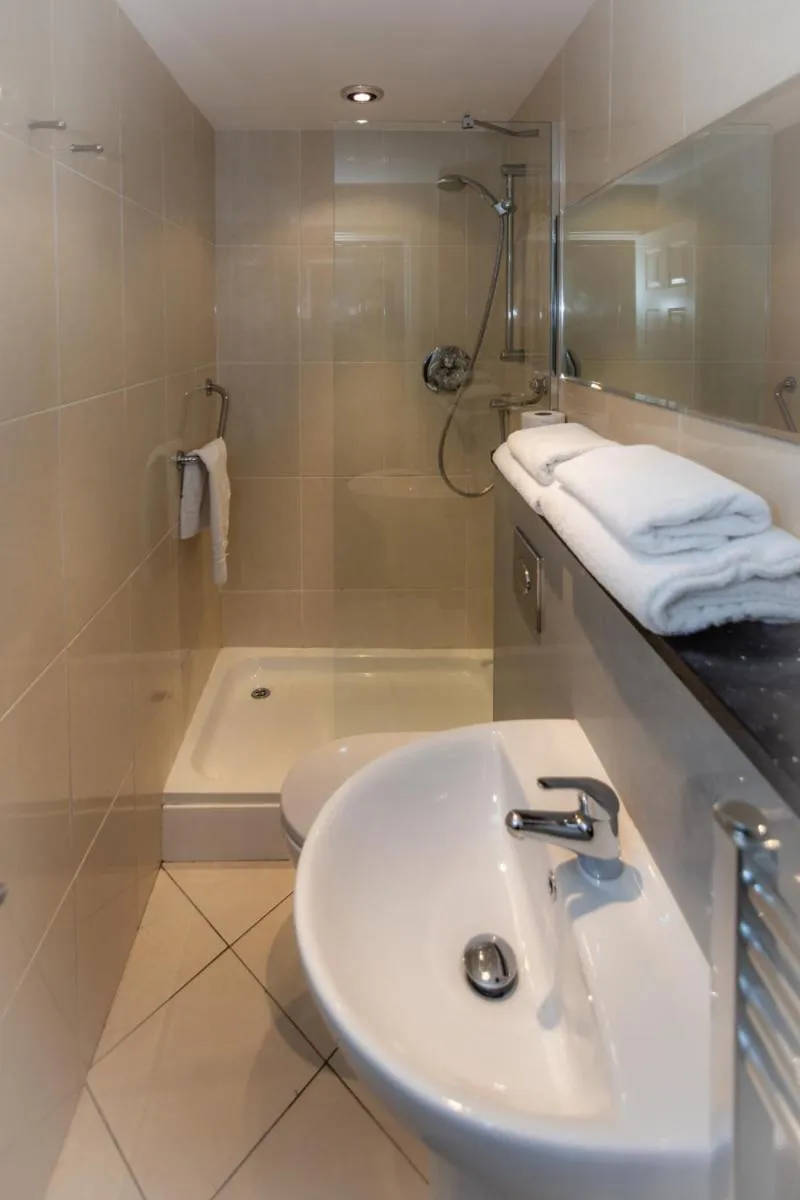 Shower in Kensington Hotel