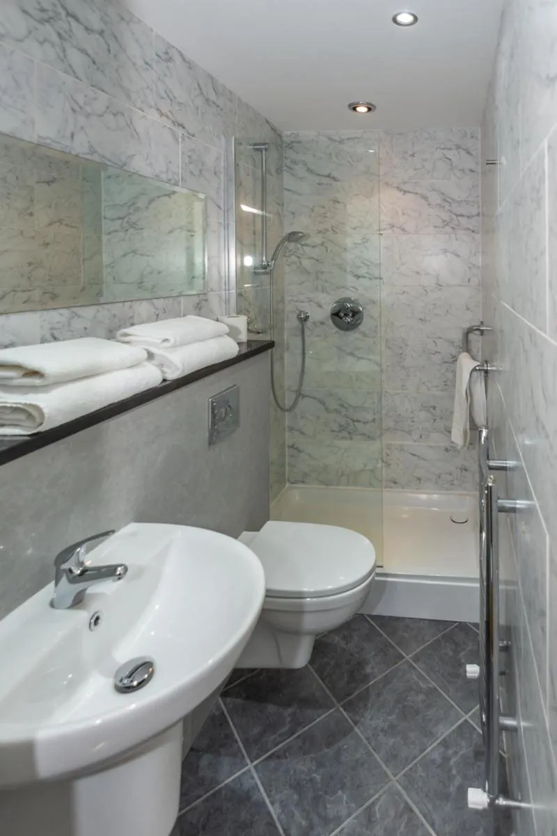 Shower in Kensington Hotel