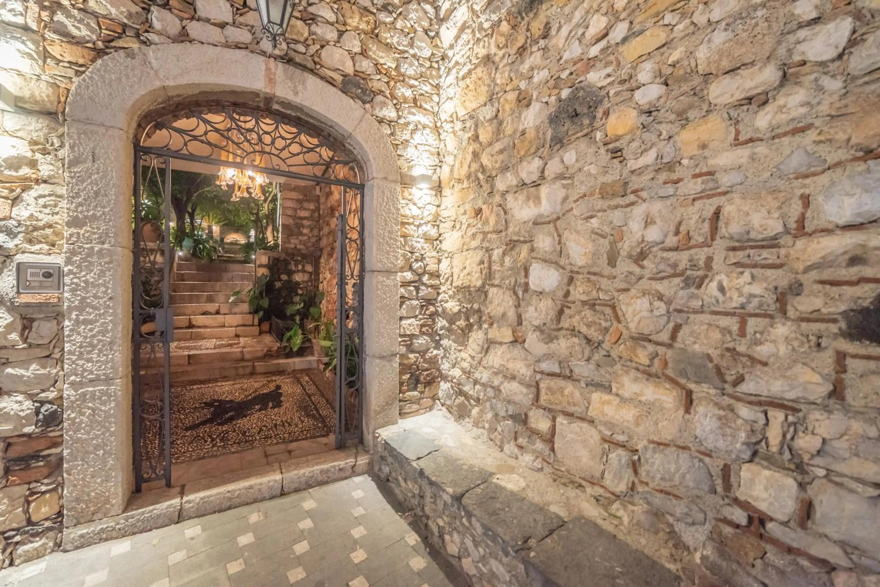 Facade/entrance in Médousa Bistrot & Suites