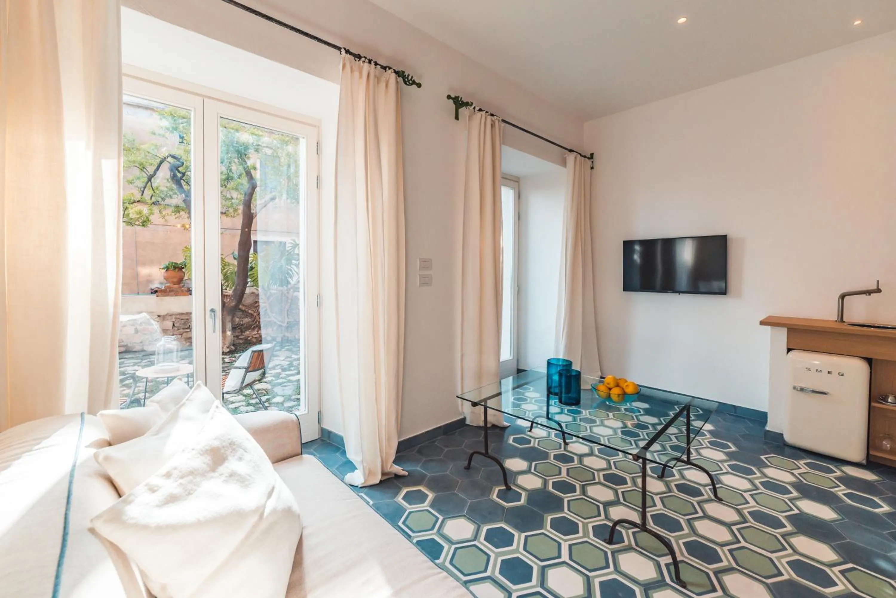 Patio, Bed in Médousa Bistrot & Suites