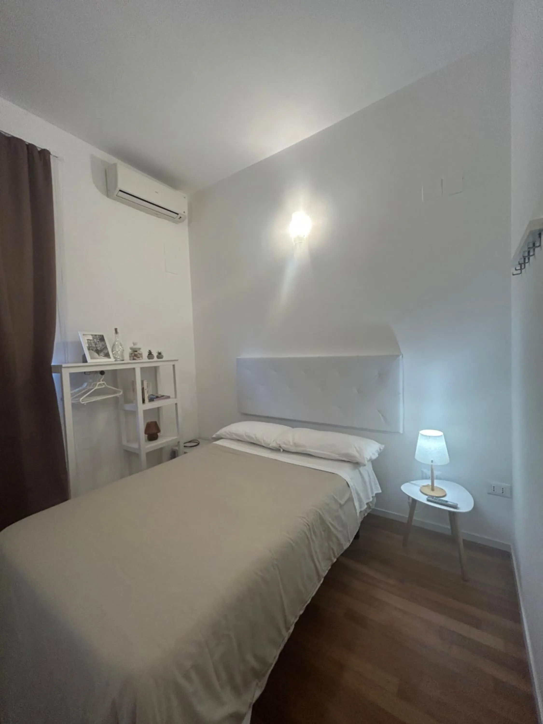 Photo of the whole room, Bed in New York B&B