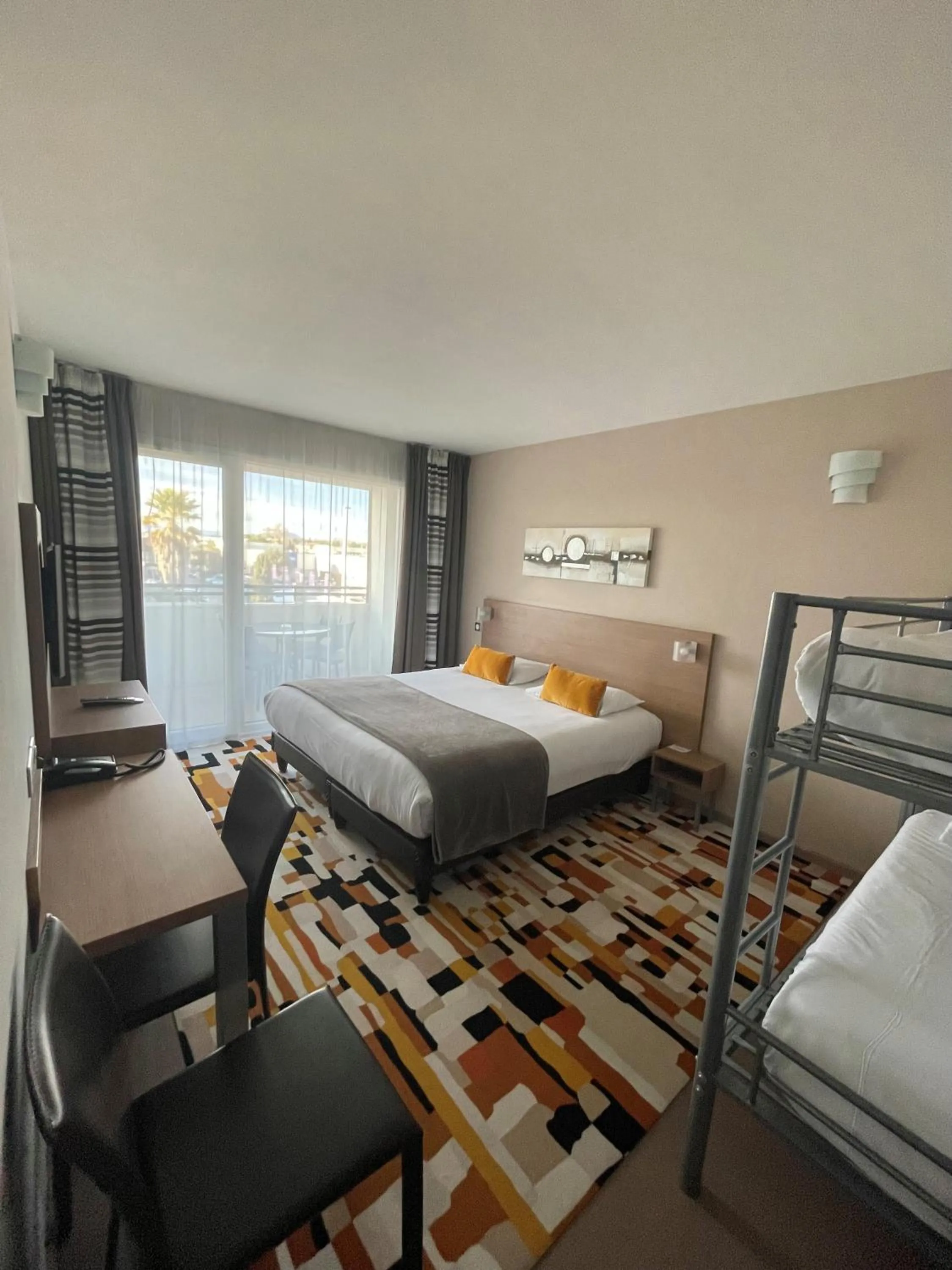 Balcony/Terrace, Bed in Forme-hotel & Spa Montpellier Sud-Est - Parc Expositions - Arena