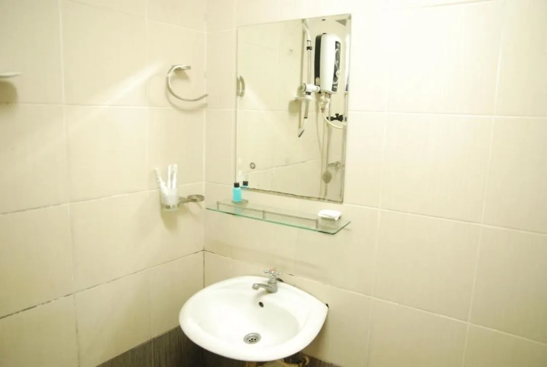 Shower in Lacomme Inn